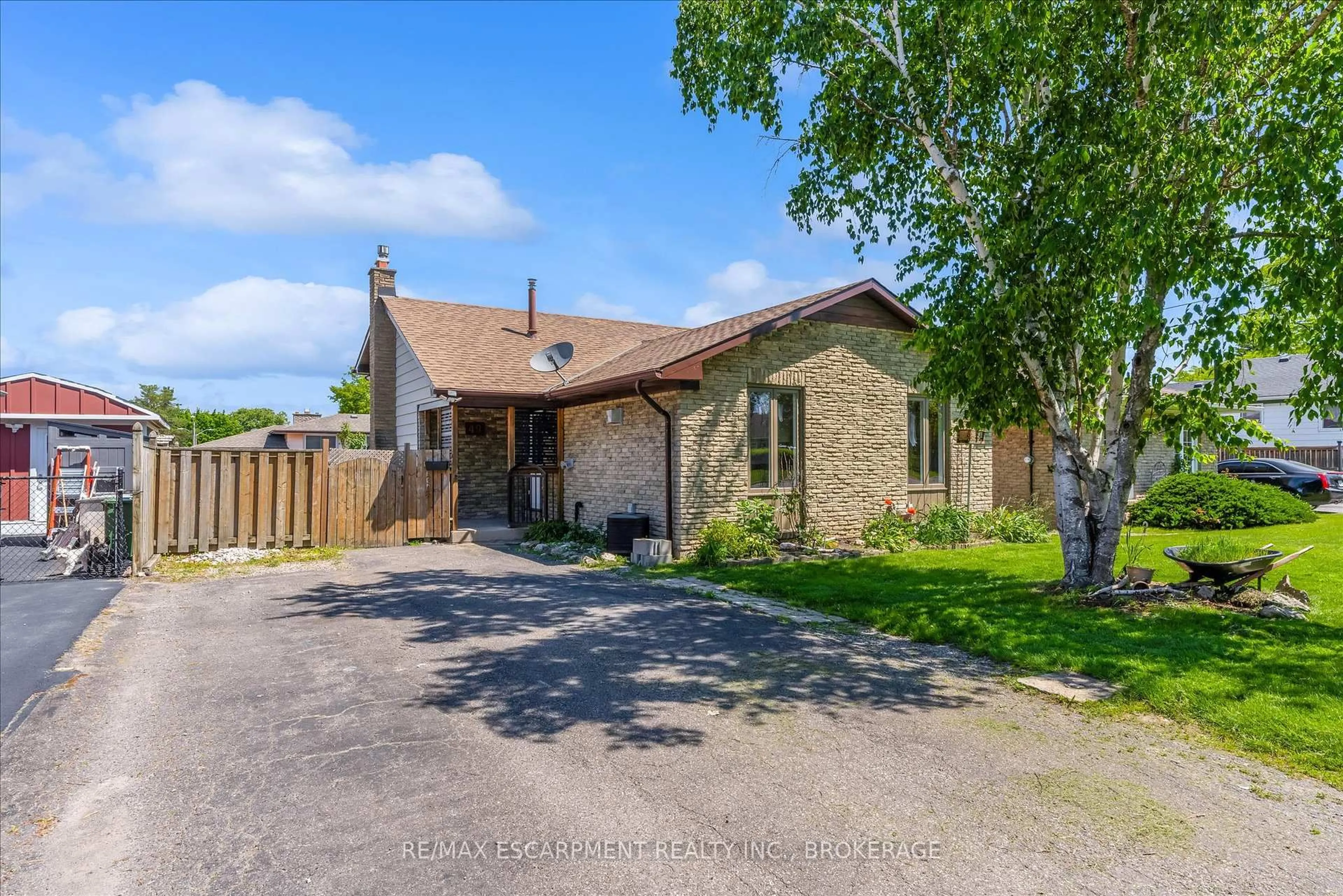 A pic from outside/outdoor area/front of a property/back of a property/a pic from drone, street for 49 Grove Ave, St. Catharines Ontario L2P 1C9