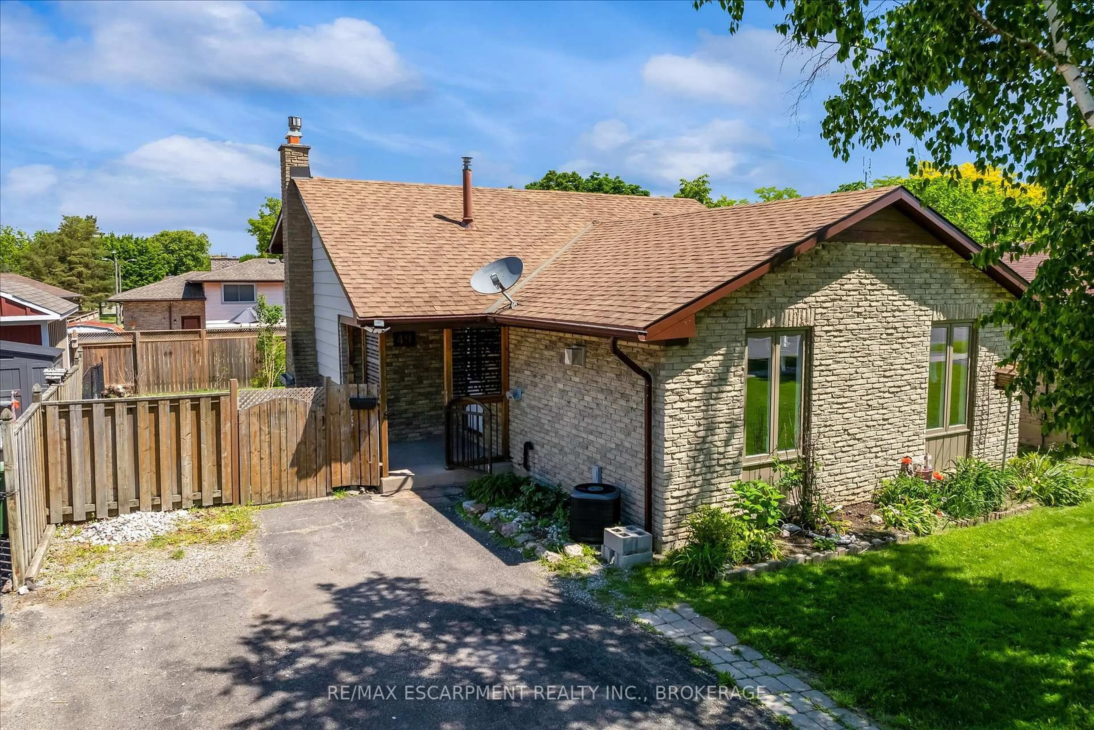 A pic from outside/outdoor area/front of a property/back of a property/a pic from drone, street for 49 Grove Ave, St. Catharines Ontario L2P 1C9