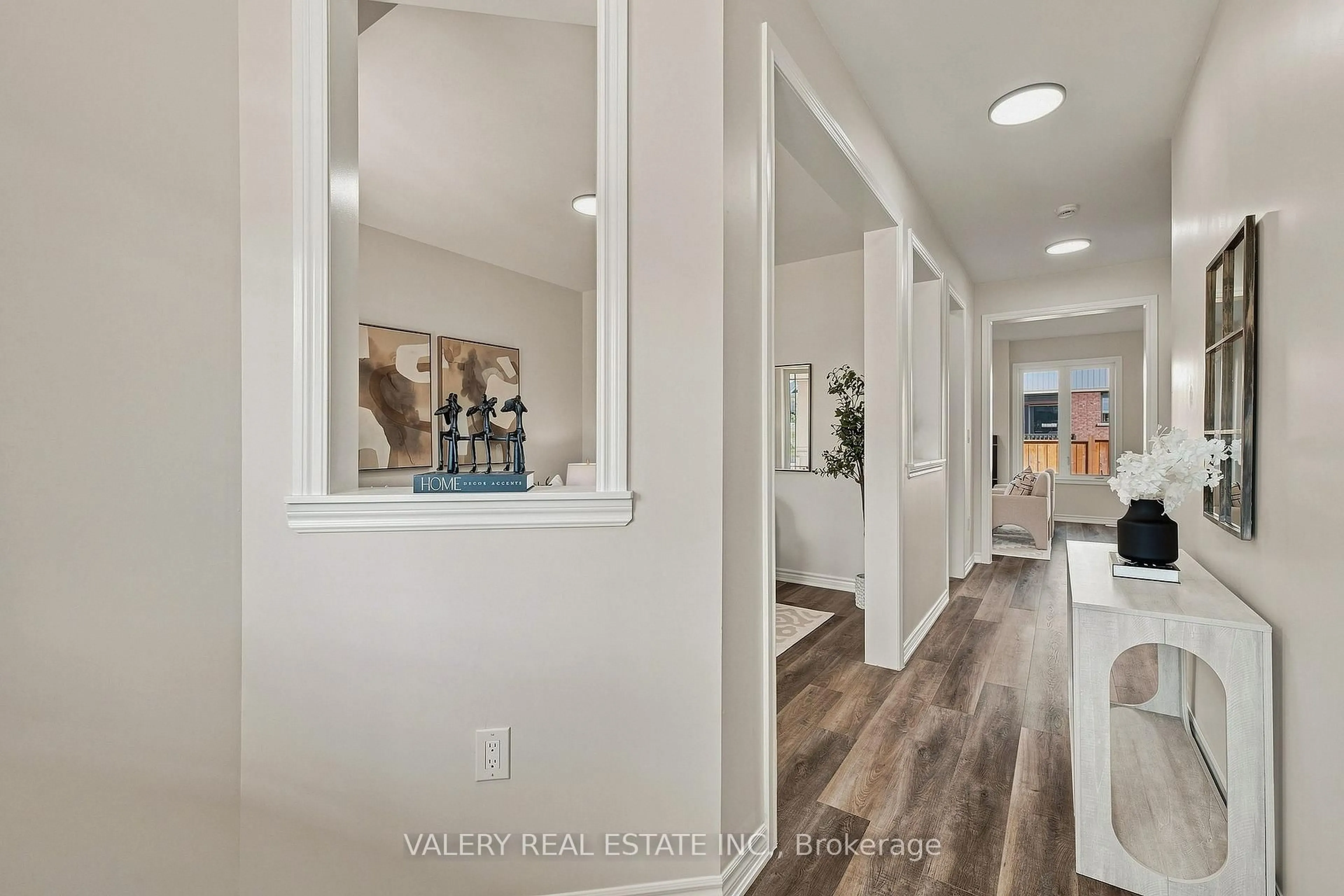 Indoor entryway for 32 Montrose Ave, Haldimand Ontario N3W 0B9