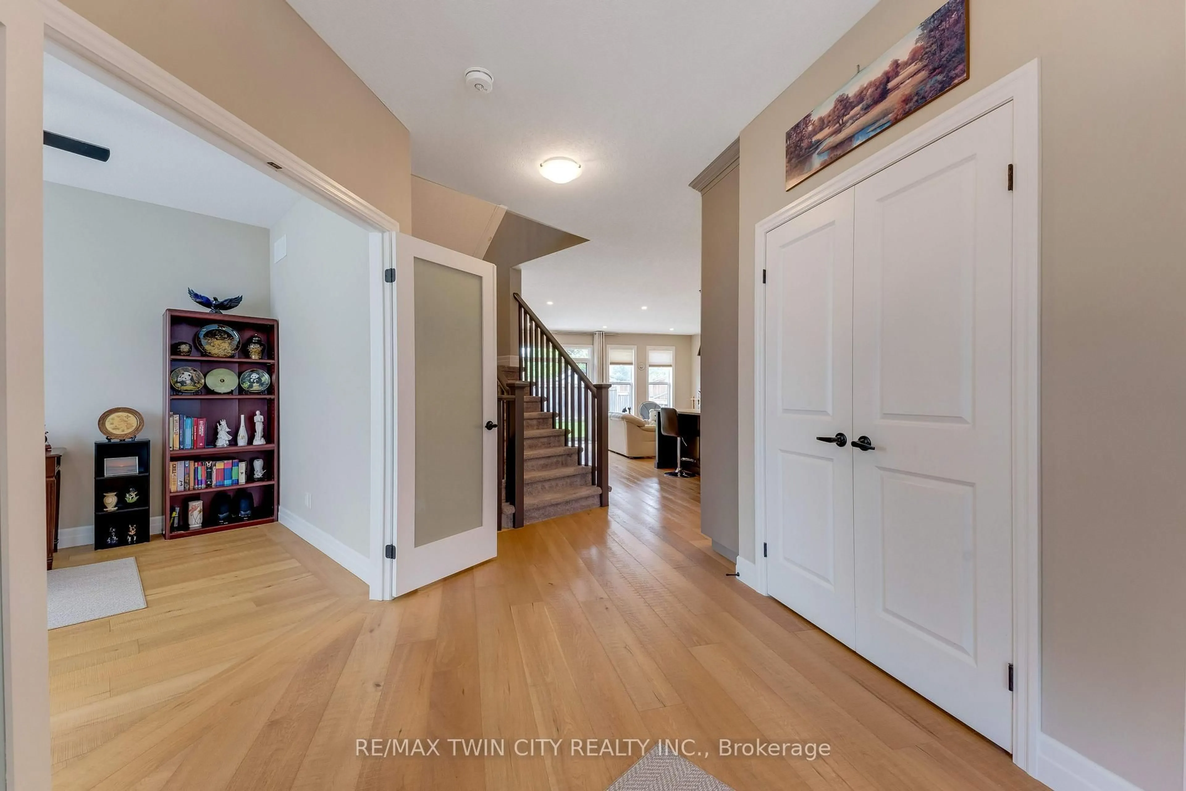 Indoor entryway for 14 Marianne Dorn Trail Rd, Kitchener Ontario N2R 0H4