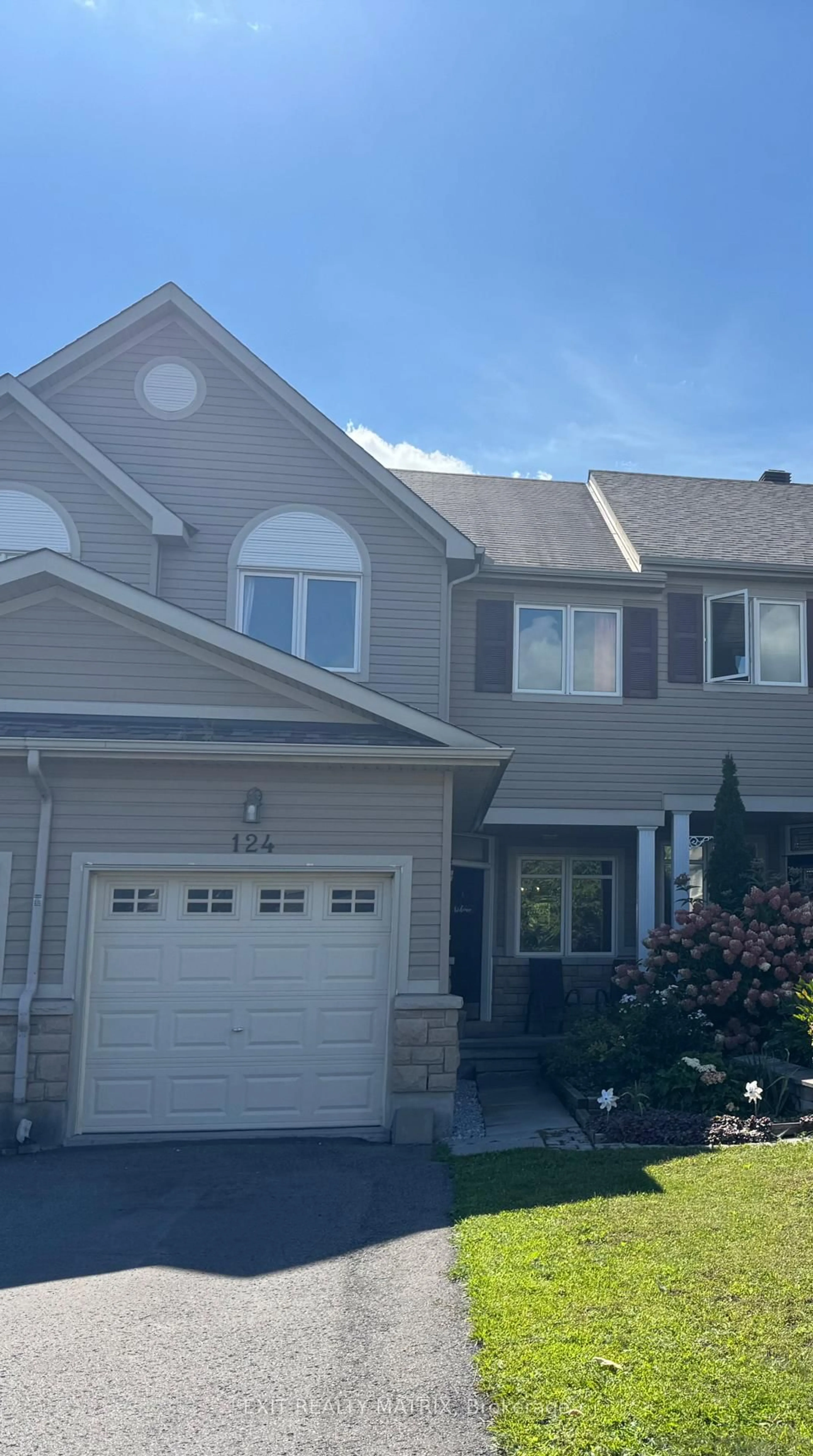 Home with vinyl exterior material, street for 124 Dahlia St, Clarence-Rockland Ontario K4K 0G1