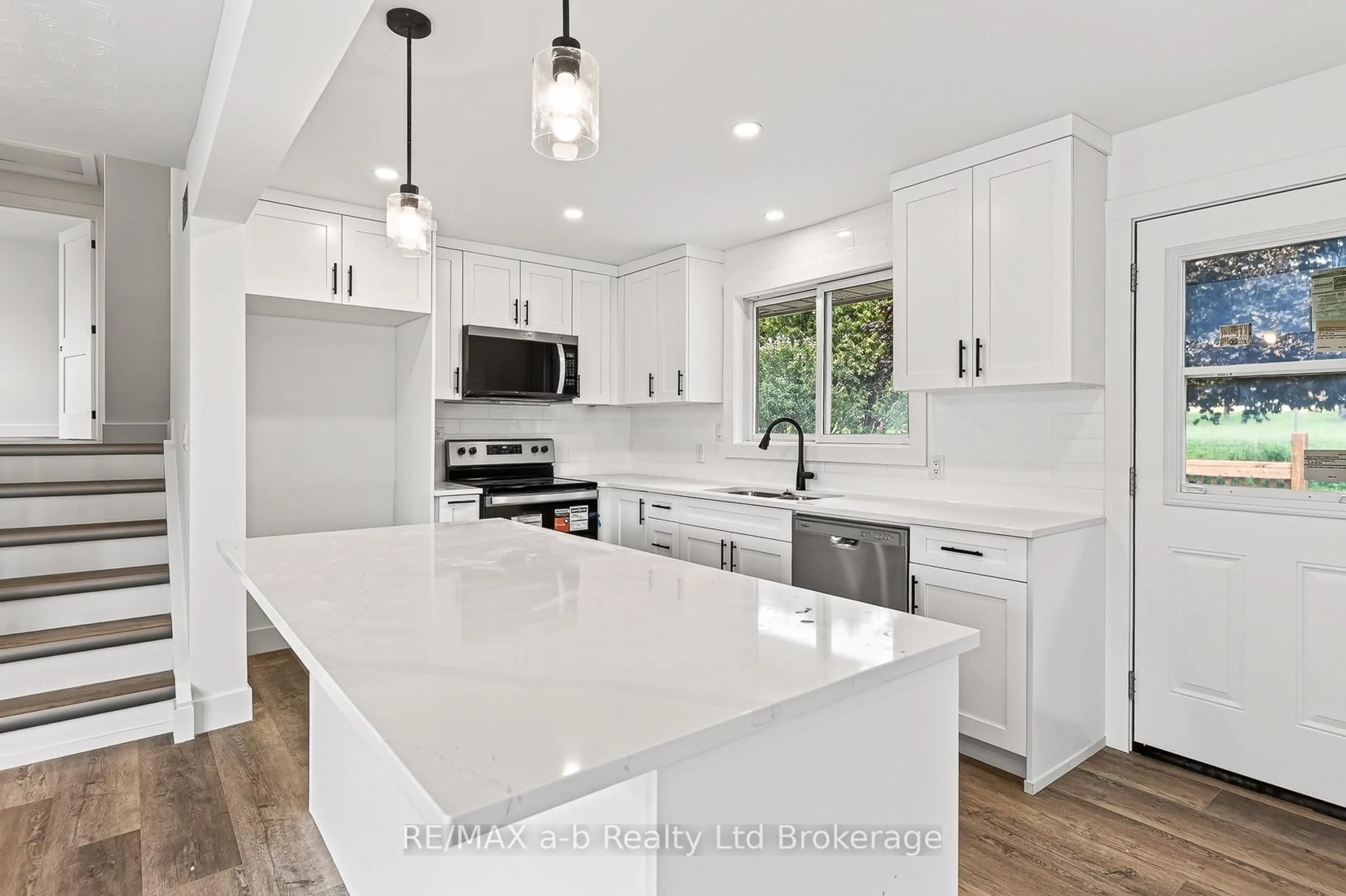 Open concept kitchen, ceramic/tile floor for 317 Russell St, Woodstock Ontario N4S 2Z7
