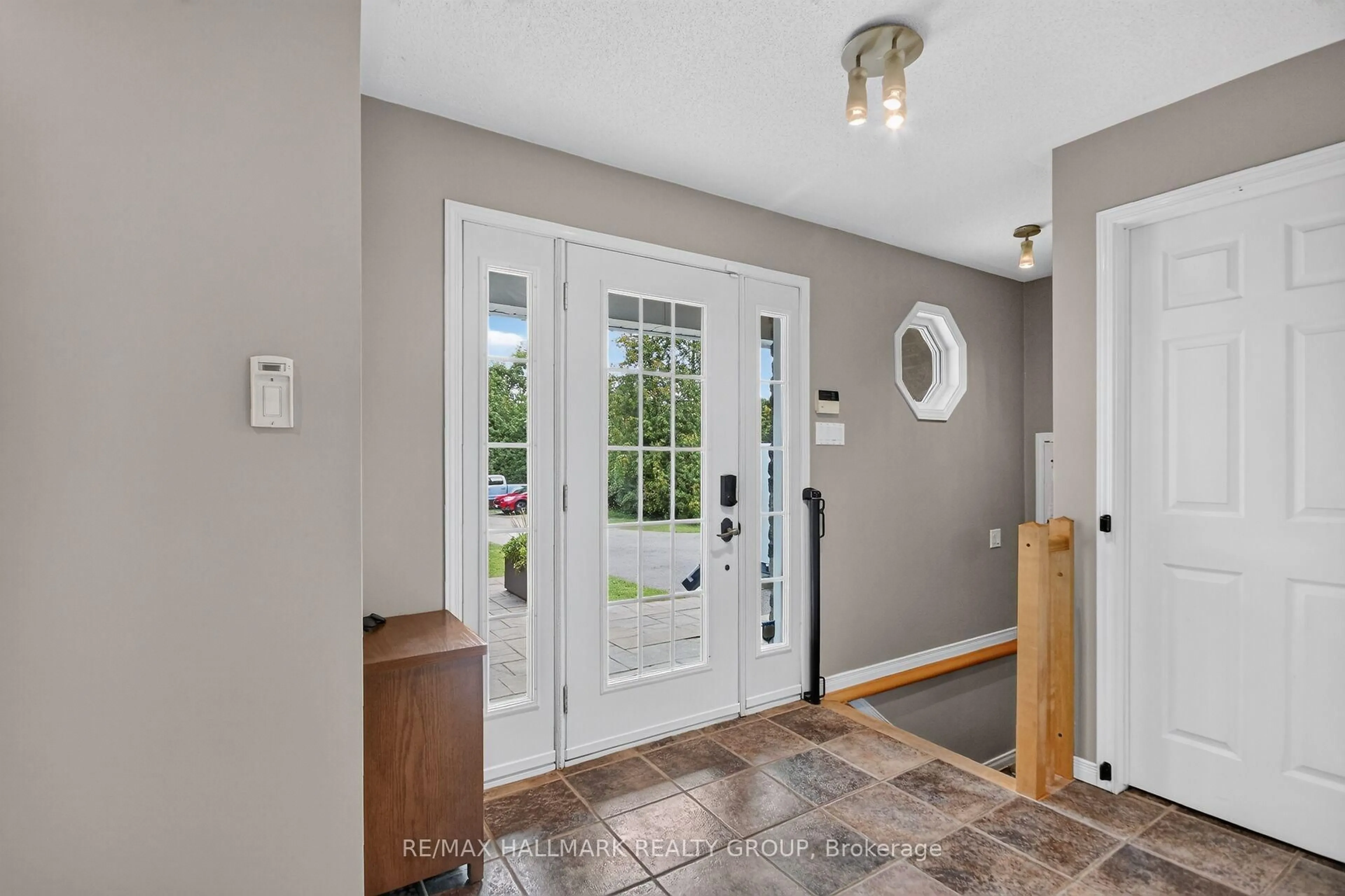 Indoor entryway for 8251 Ranita Cres, Metcalfe Ontario K0A 2P0