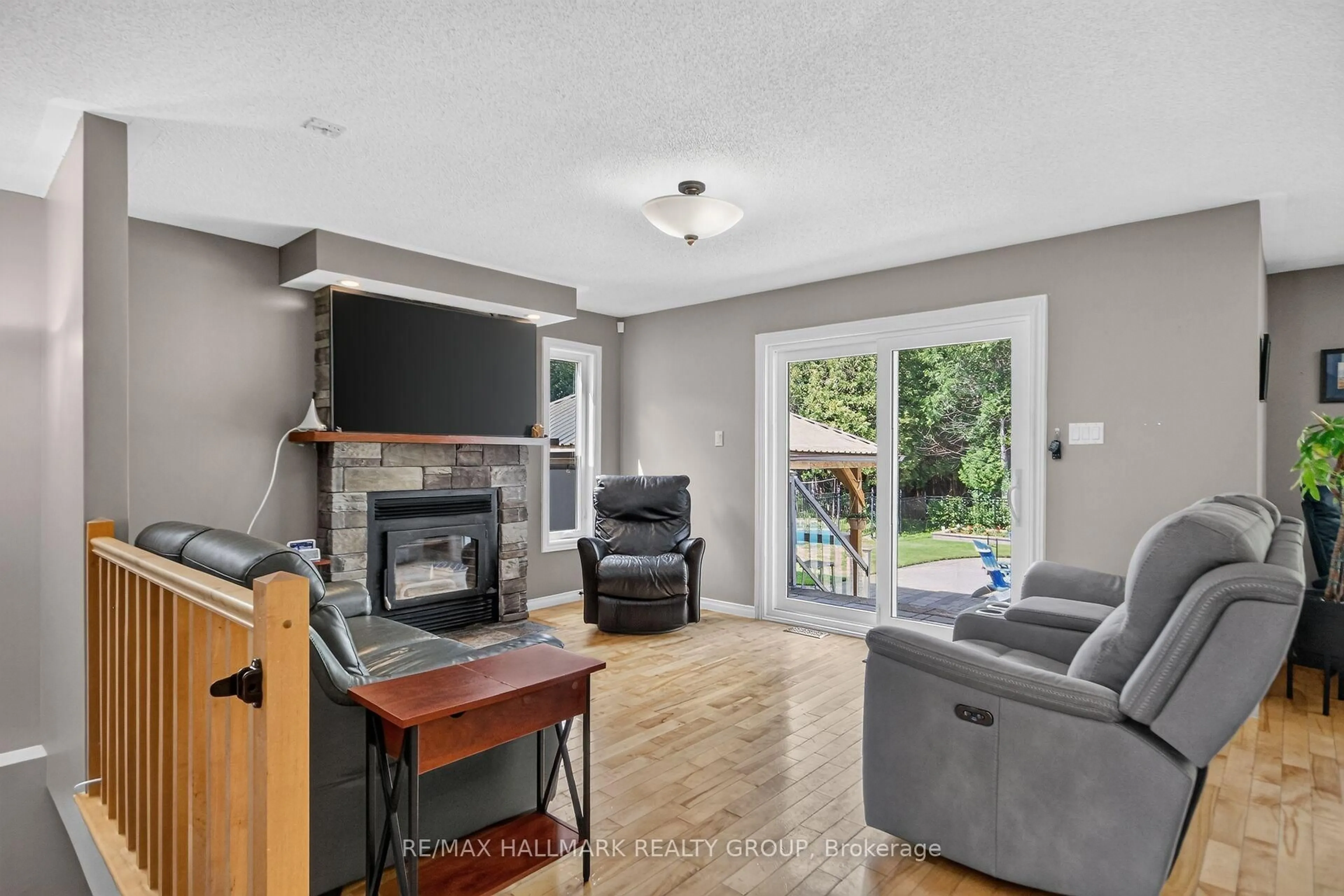 Living room with furniture, unknown for 8251 Ranita Cres, Metcalfe Ontario K0A 2P0