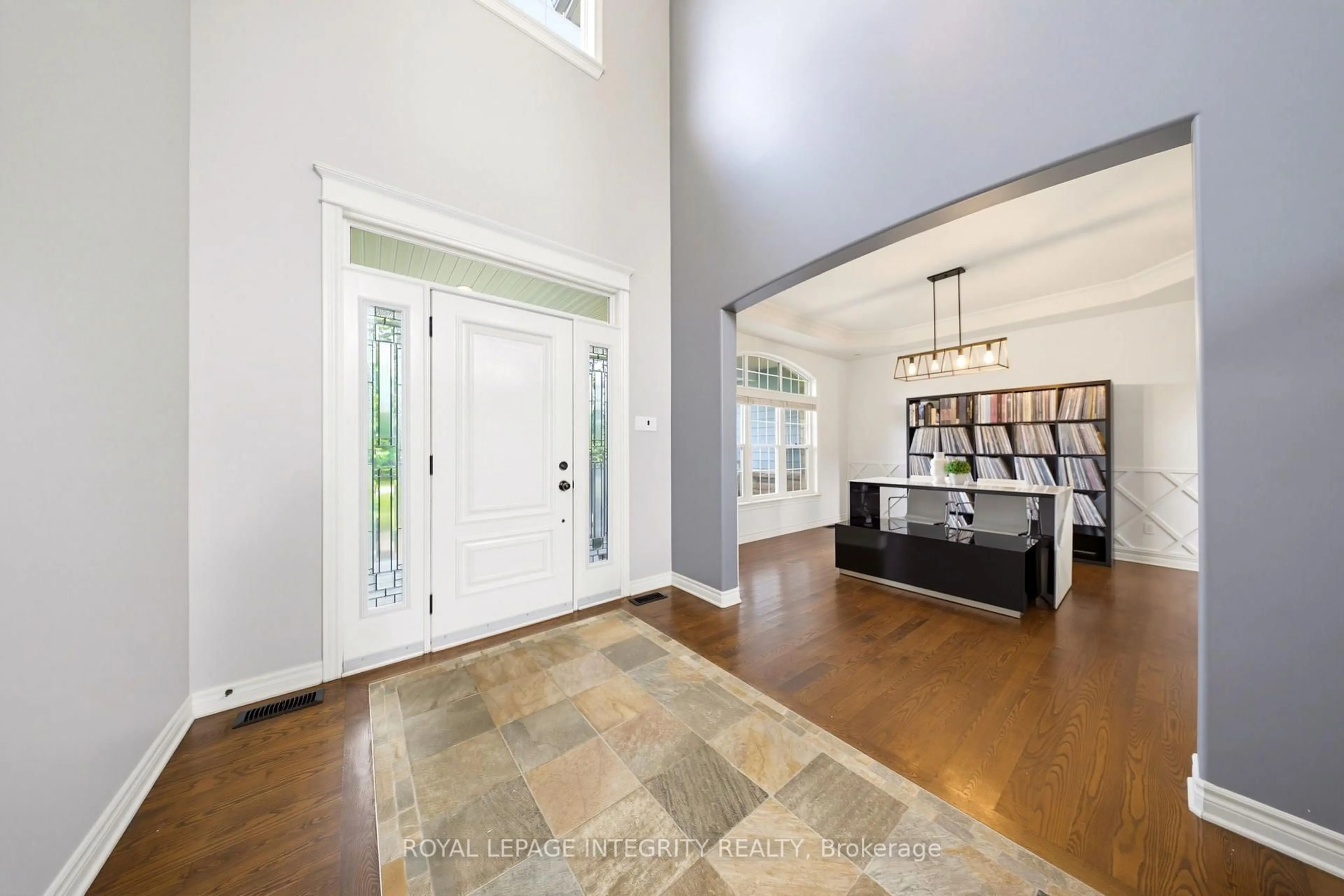 Indoor entryway for 562 Pennycross Lane, Carp Ontario K0A 1L0