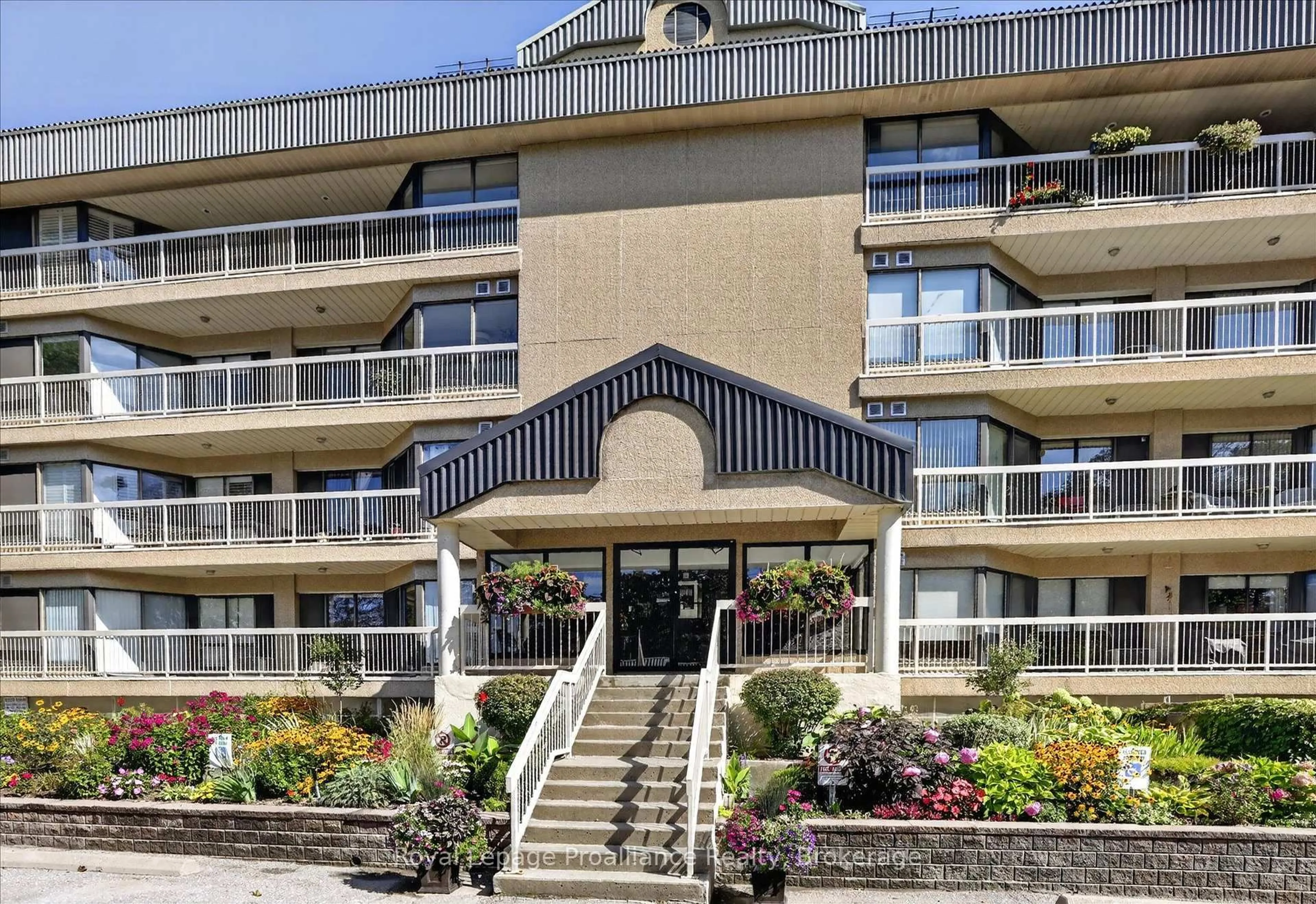 Indoor foyer for 40 Auburn St #408, Peterborough Ontario K9H 2G2