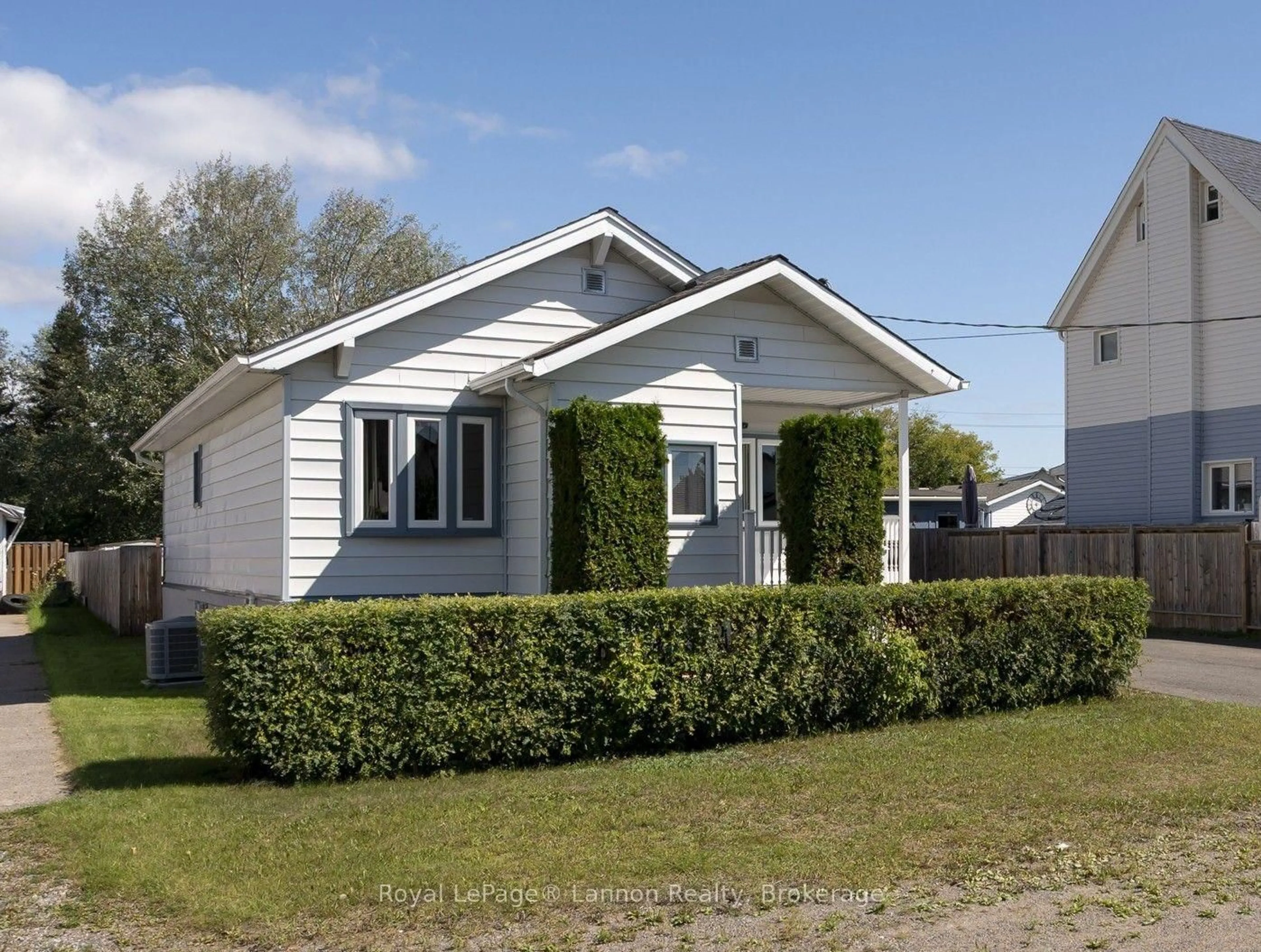 Home with vinyl exterior material, street for 368 Mcintyre St, Thunder Bay Ontario P7A 3C1
