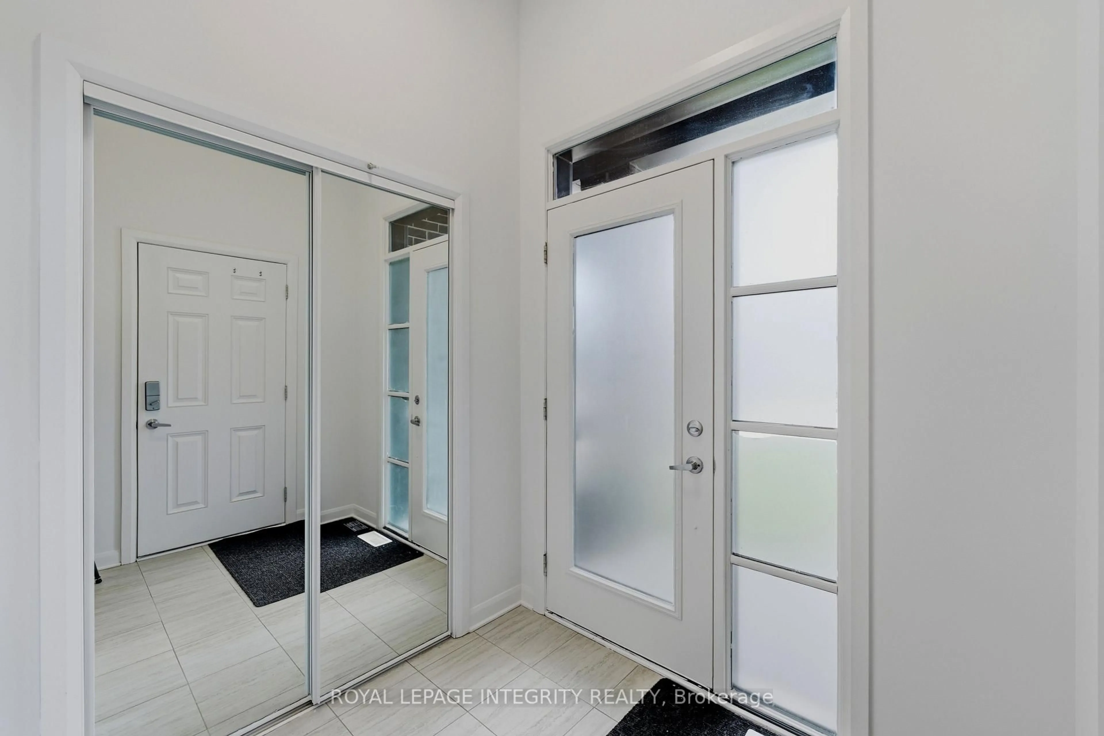 Indoor entryway for 174 NAMASTE Walk, Ottawa Ontario K2J 6Z4