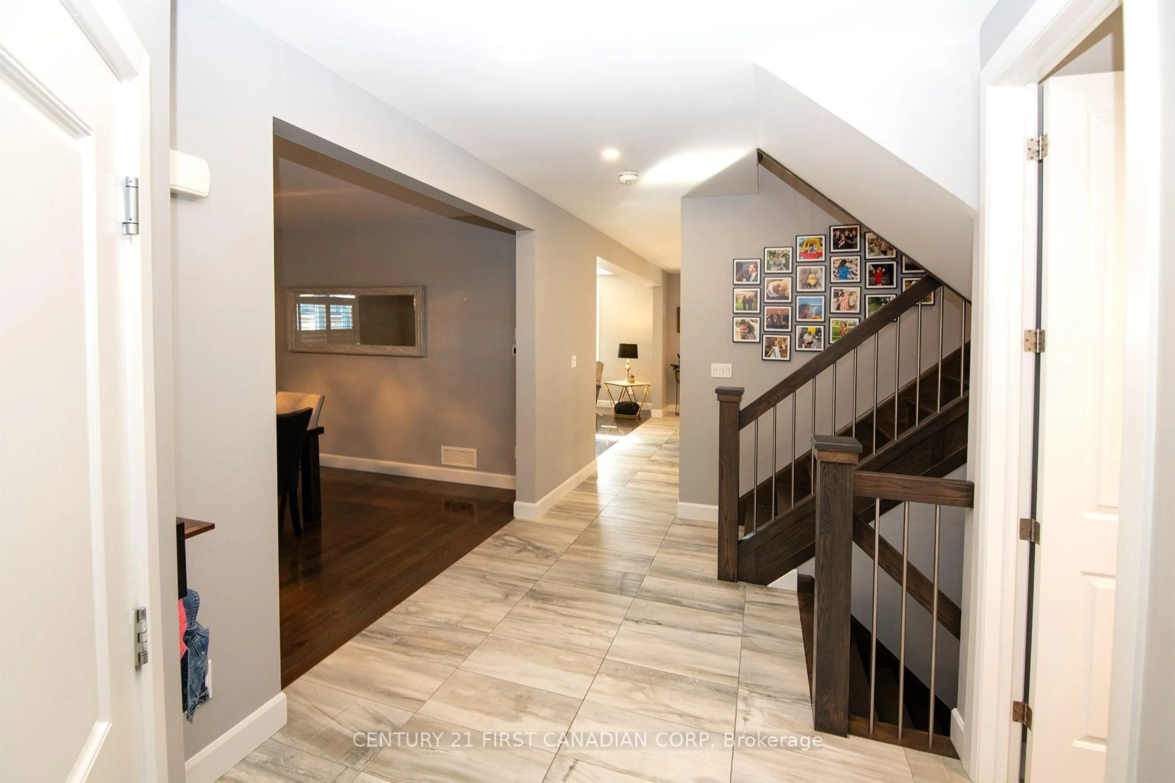 Indoor foyer for 1279 Journey Cross, London North Ontario N6G 0Y3