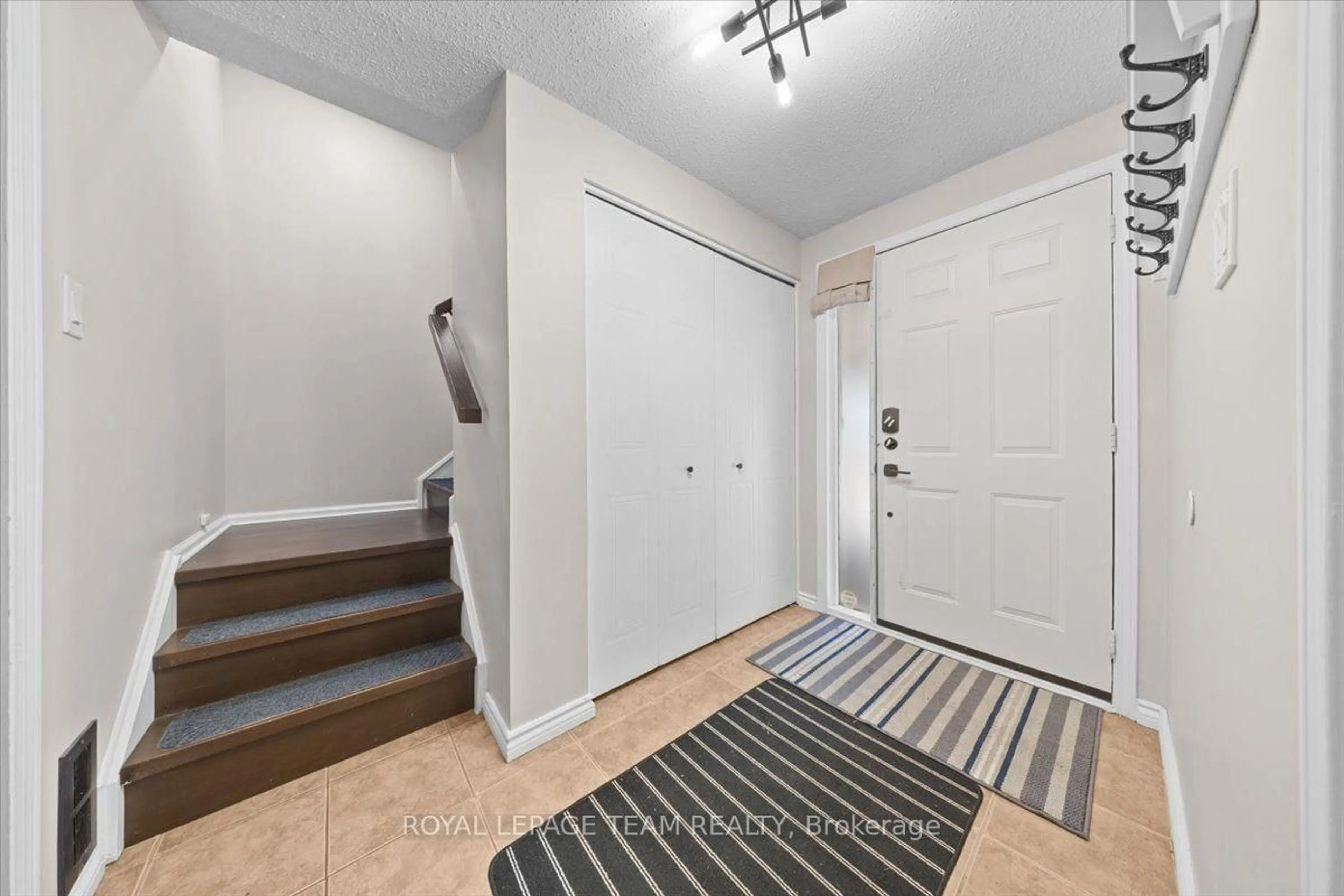 Indoor entryway for 1137 Chimney Hill Way, Ottawa Ontario K1J 8Z7