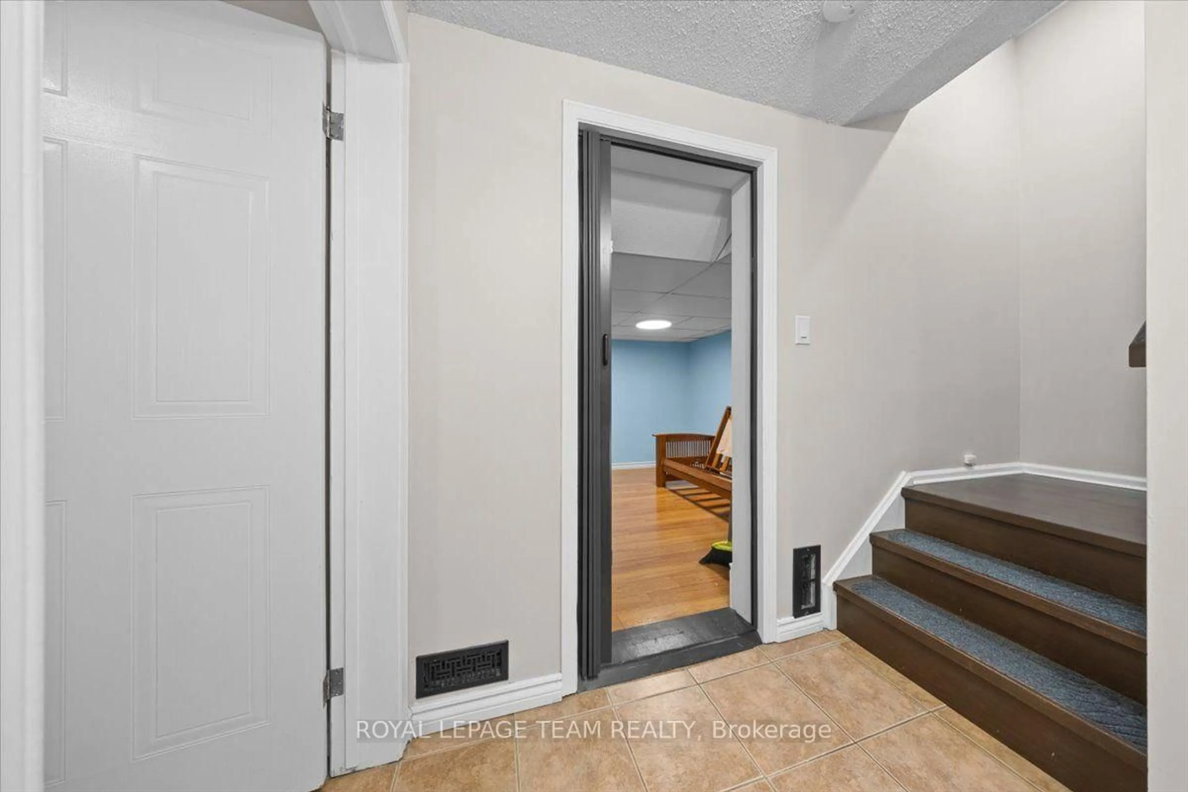 Indoor entryway for 1137 Chimney Hill Way, Ottawa Ontario K1J 8Z7