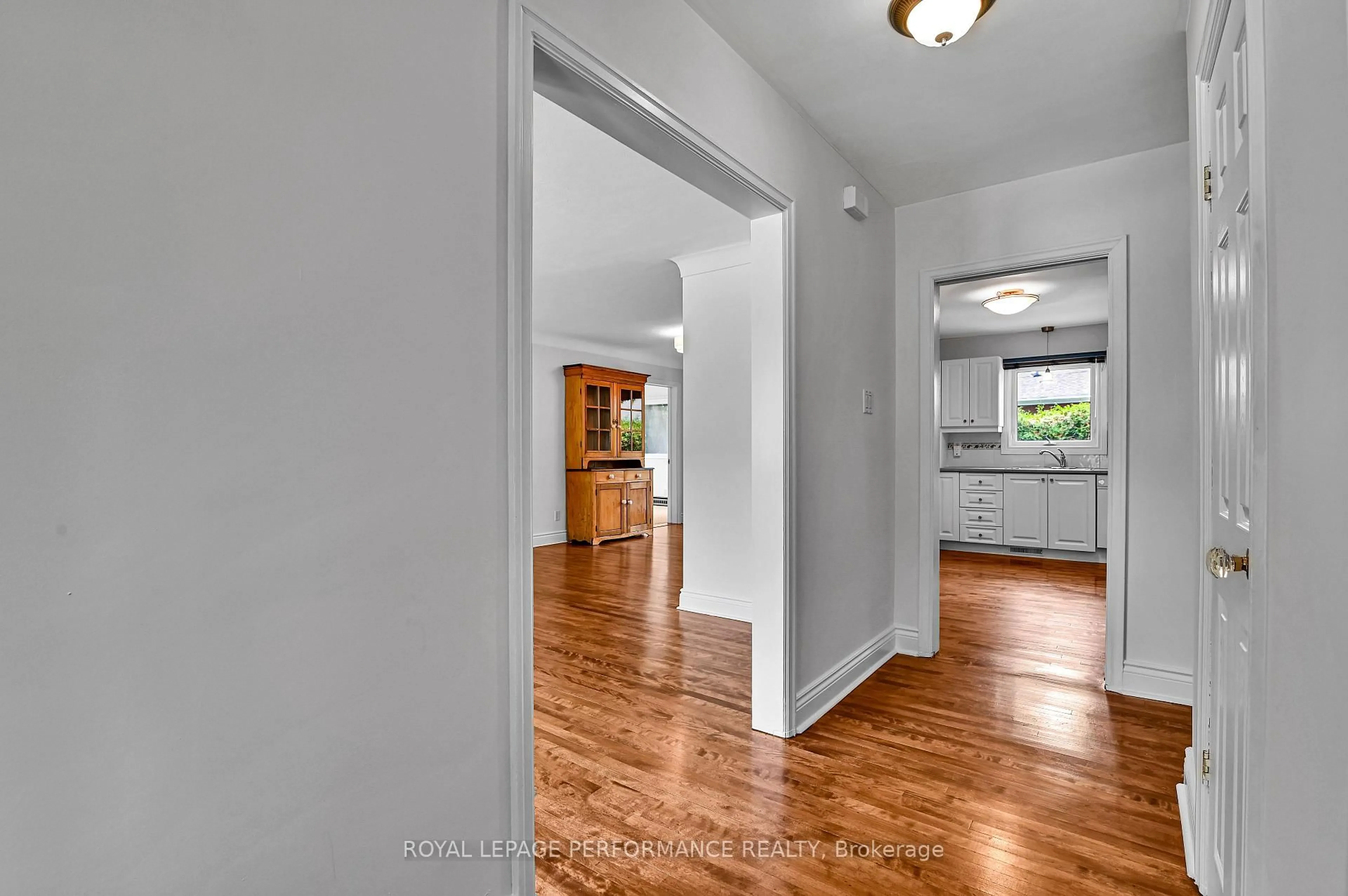 Indoor entryway for 2206 Hillary Ave, Ottawa Ontario K1H 7J1