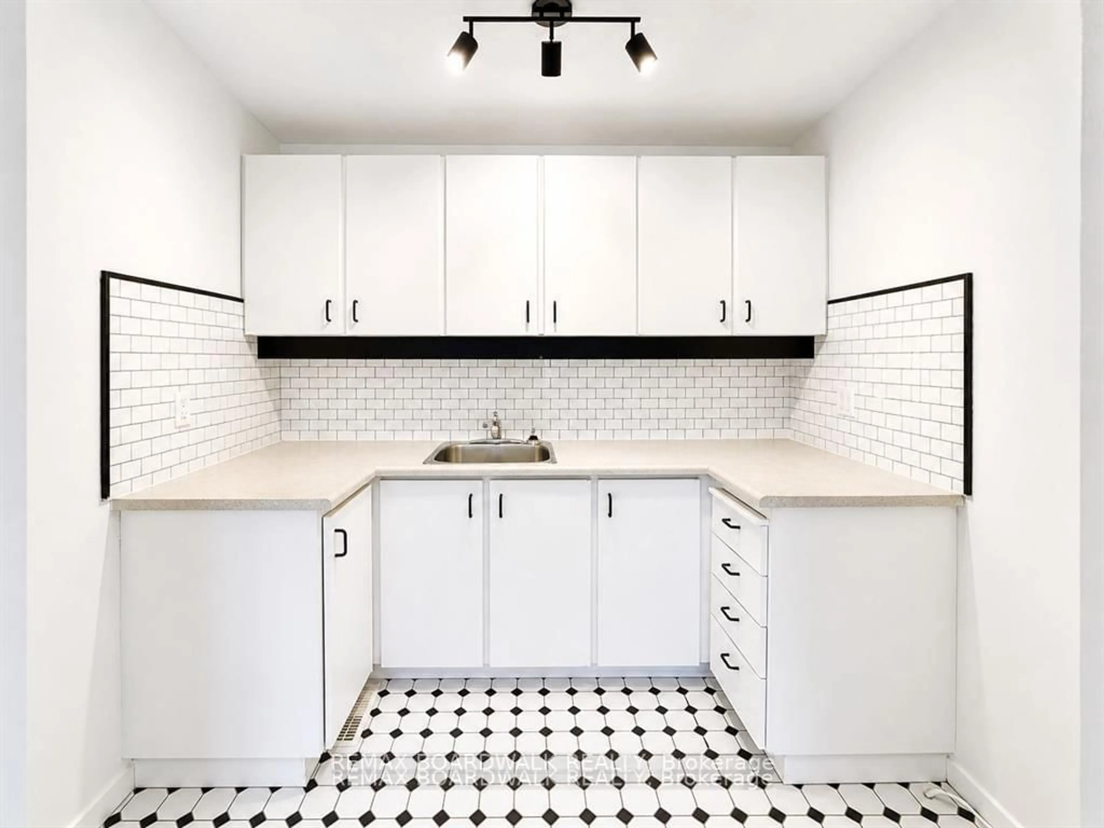 Standard kitchen, ceramic/tile floor for 53J Sumac St, Ottawa Ontario K1J 7T7