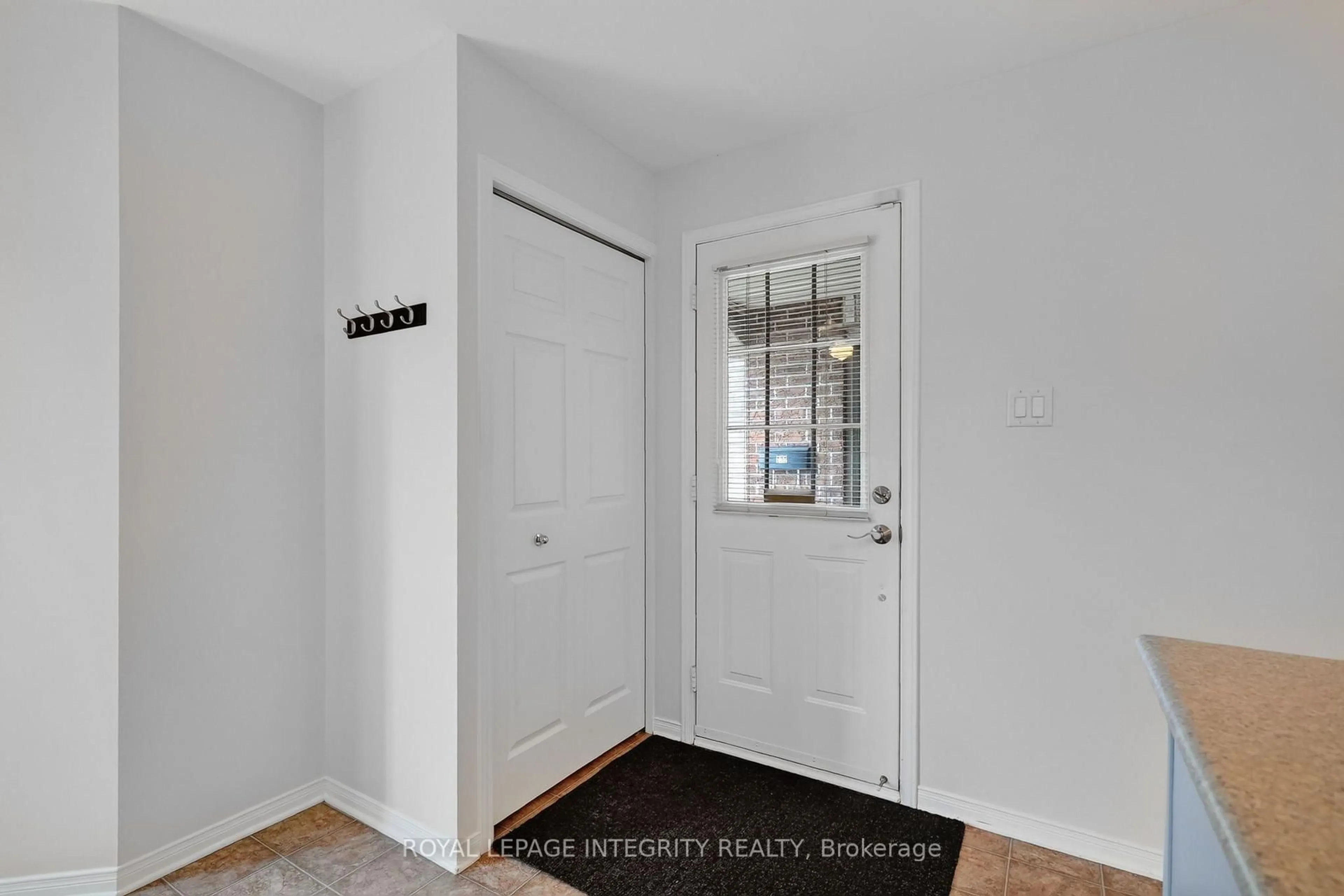 Indoor entryway for 795 Longfields Dr, Ottawa Ontario K2J 5N2