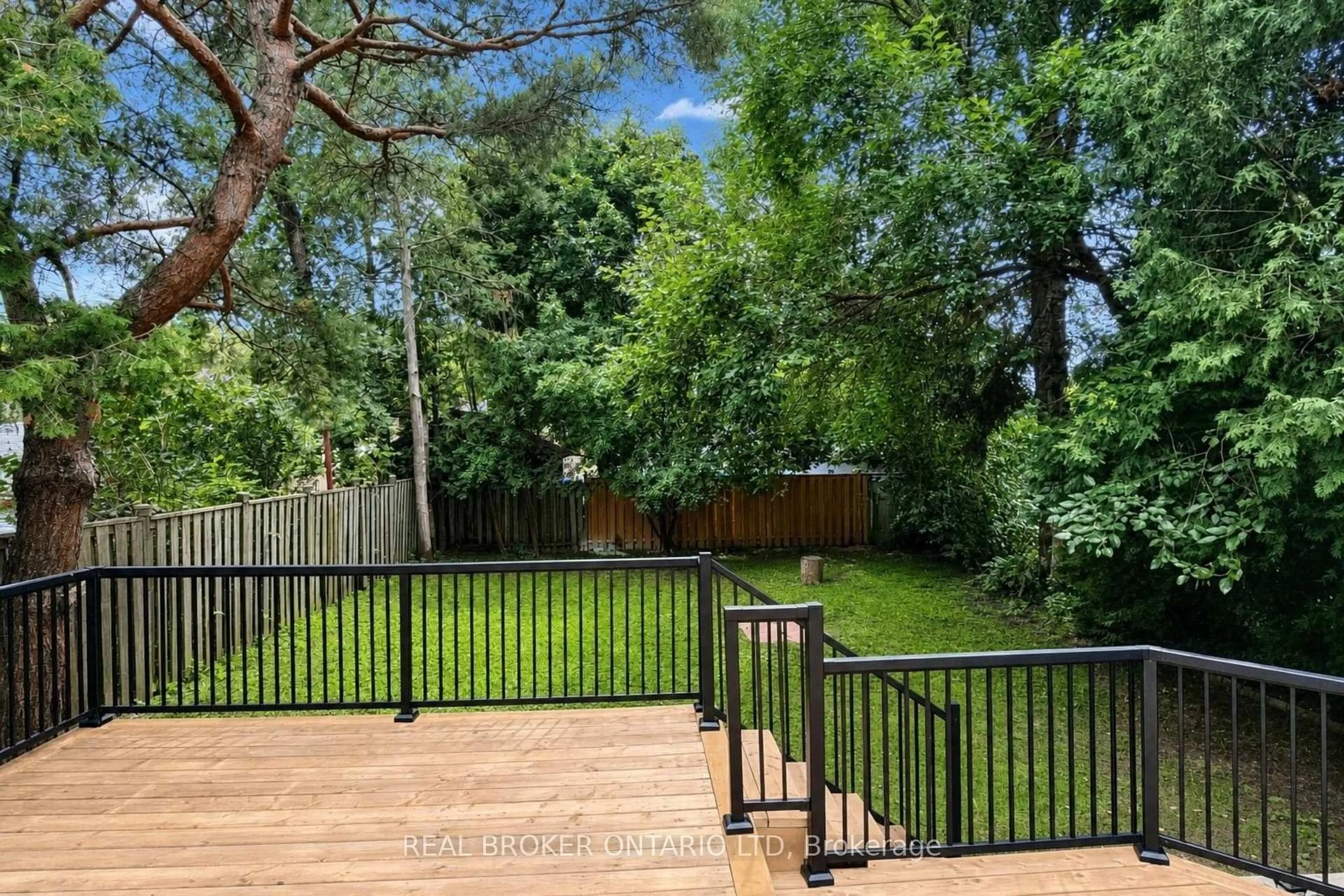 A pic from outside/outdoor area/front of a property/back of a property/a pic from drone, forest/trees view for 131 Bond St, London South Ontario N6C 1W6