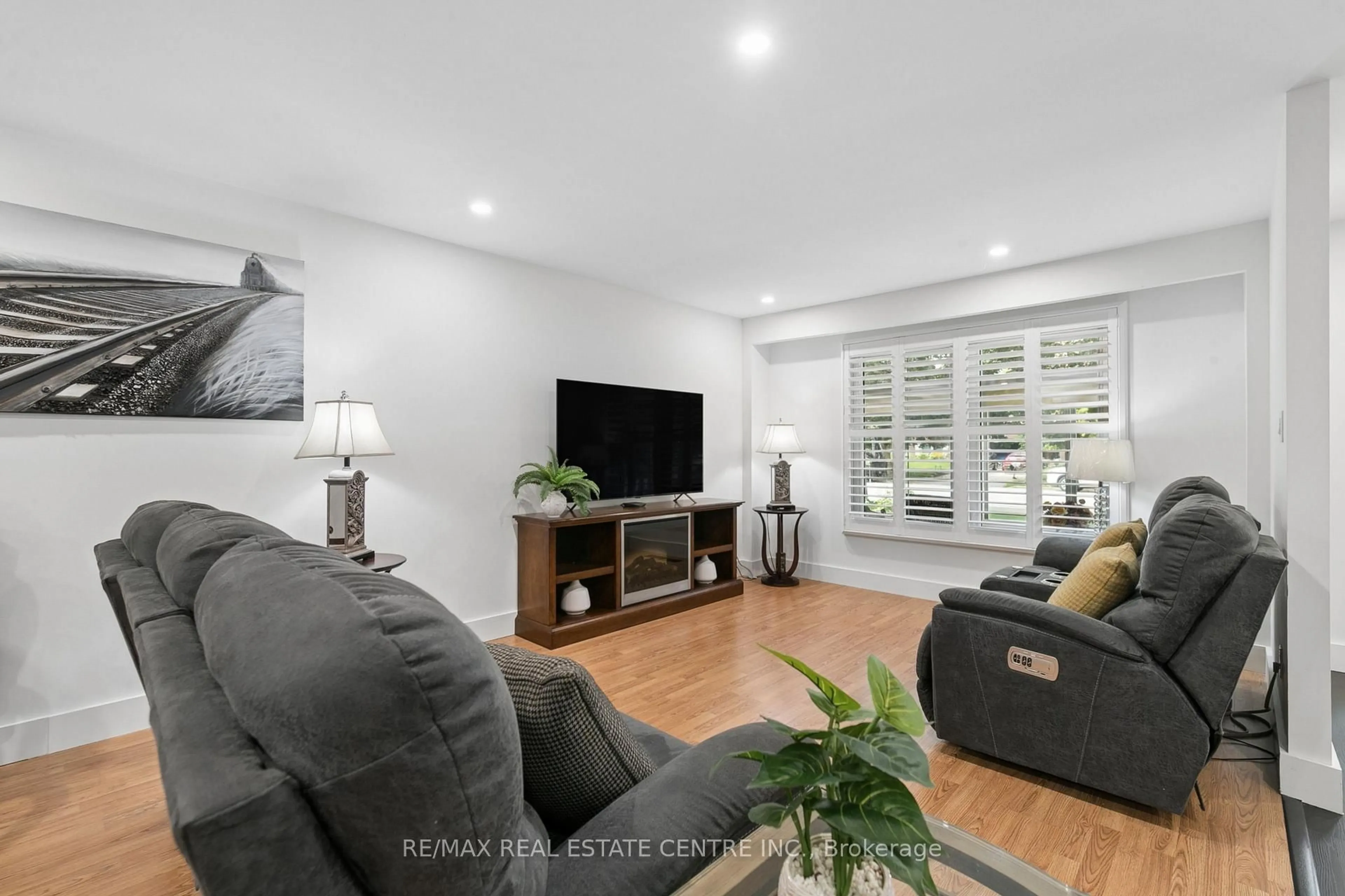 Living room with furniture, unknown for 184 Westheights Dr, Kitchener Ontario N2N 1J9