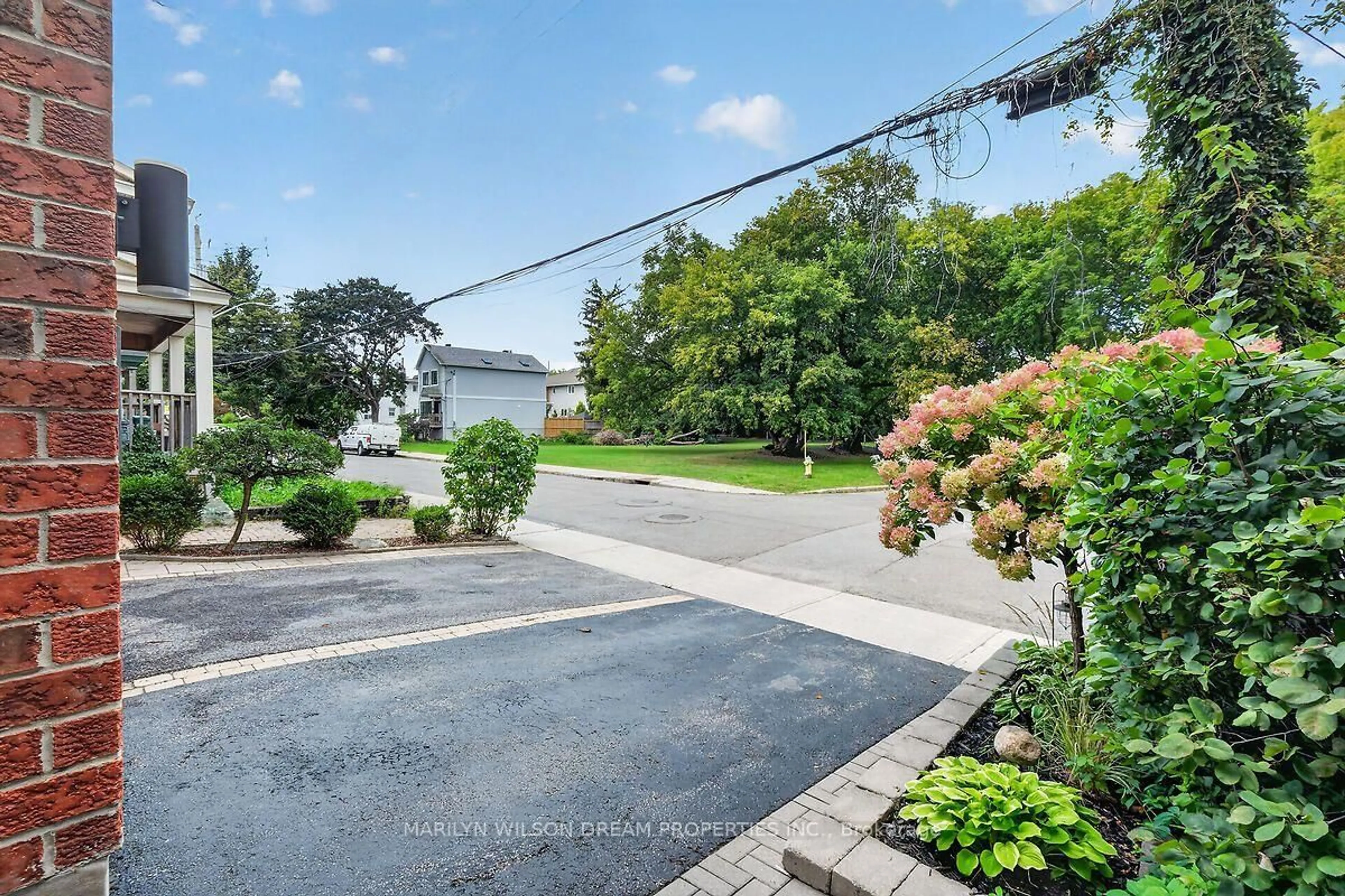 A pic from outside/outdoor area/front of a property/back of a property/a pic from drone, street for 190 Hawthorne Ave, Ottawa Ontario K1S 0B5