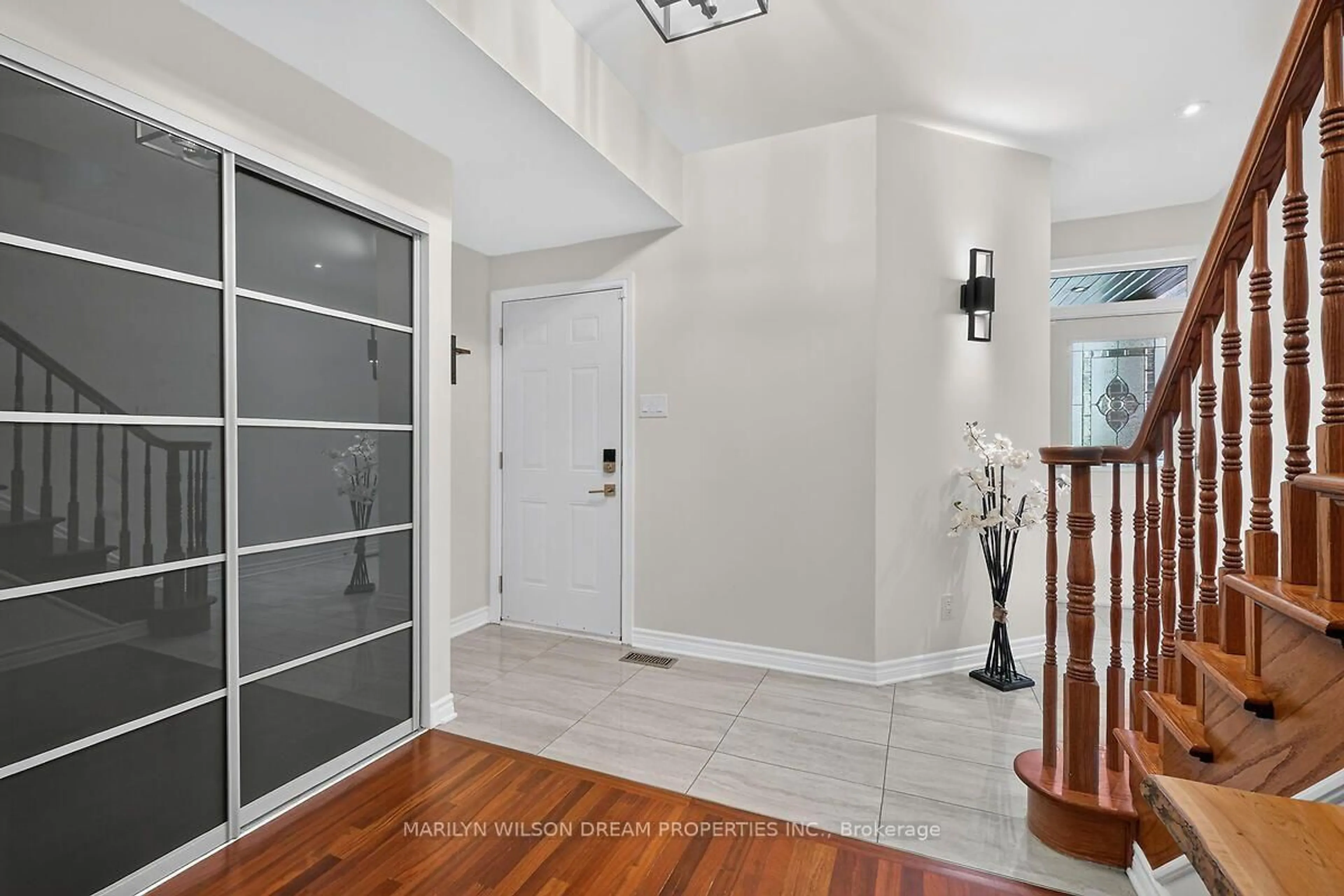 Indoor entryway for 190 Hawthorne Ave, Ottawa Ontario K1S 0B5