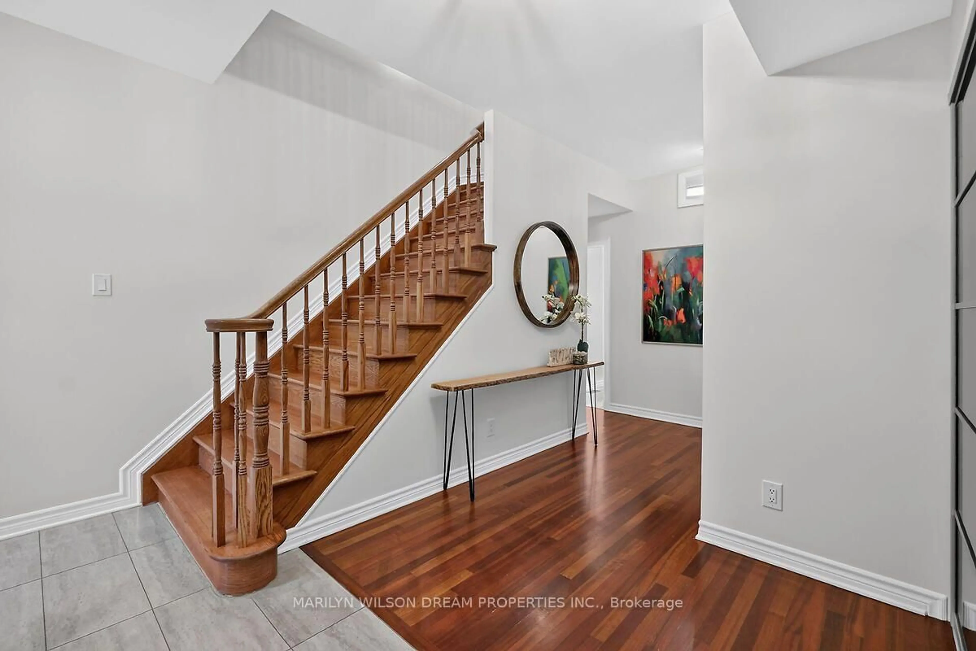 Indoor foyer for 190 Hawthorne Ave, Ottawa Ontario K1S 0B5