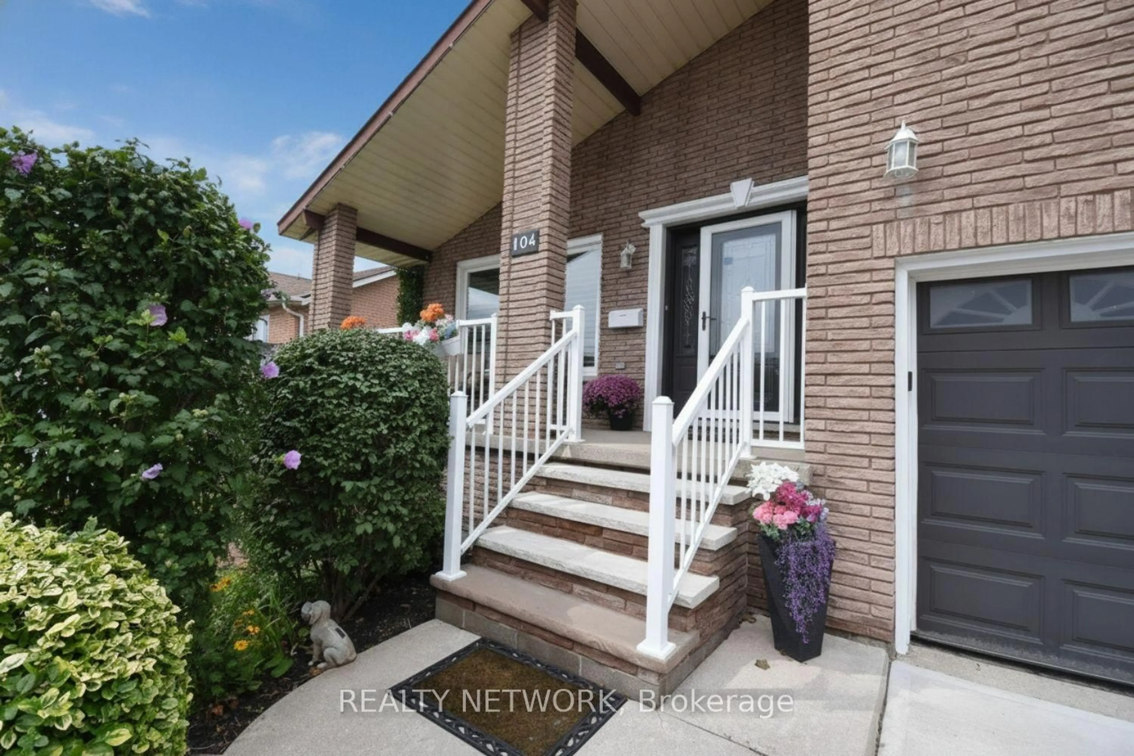 Indoor entryway for 104 Glen Cannon Dr, Hamilton Ontario L8G 4E1