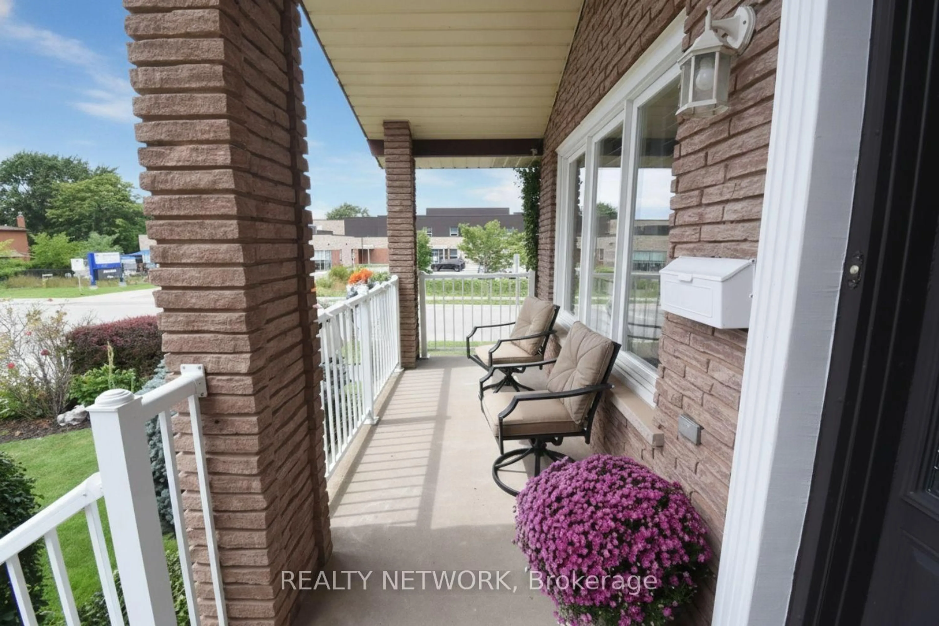 Indoor entryway for 104 Glen Cannon Dr, Hamilton Ontario L8G 4E1