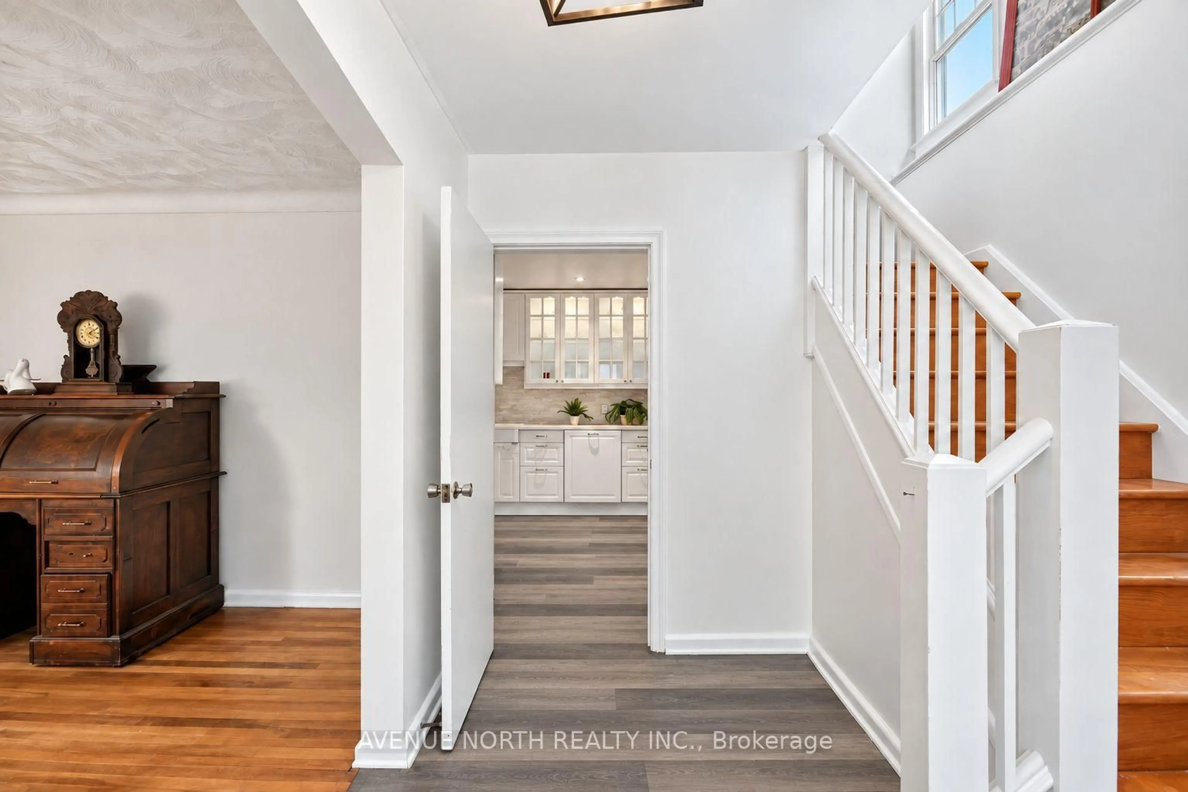 Indoor entryway for 869 Chapman Blvd, Ottawa Ontario K1G 1V1