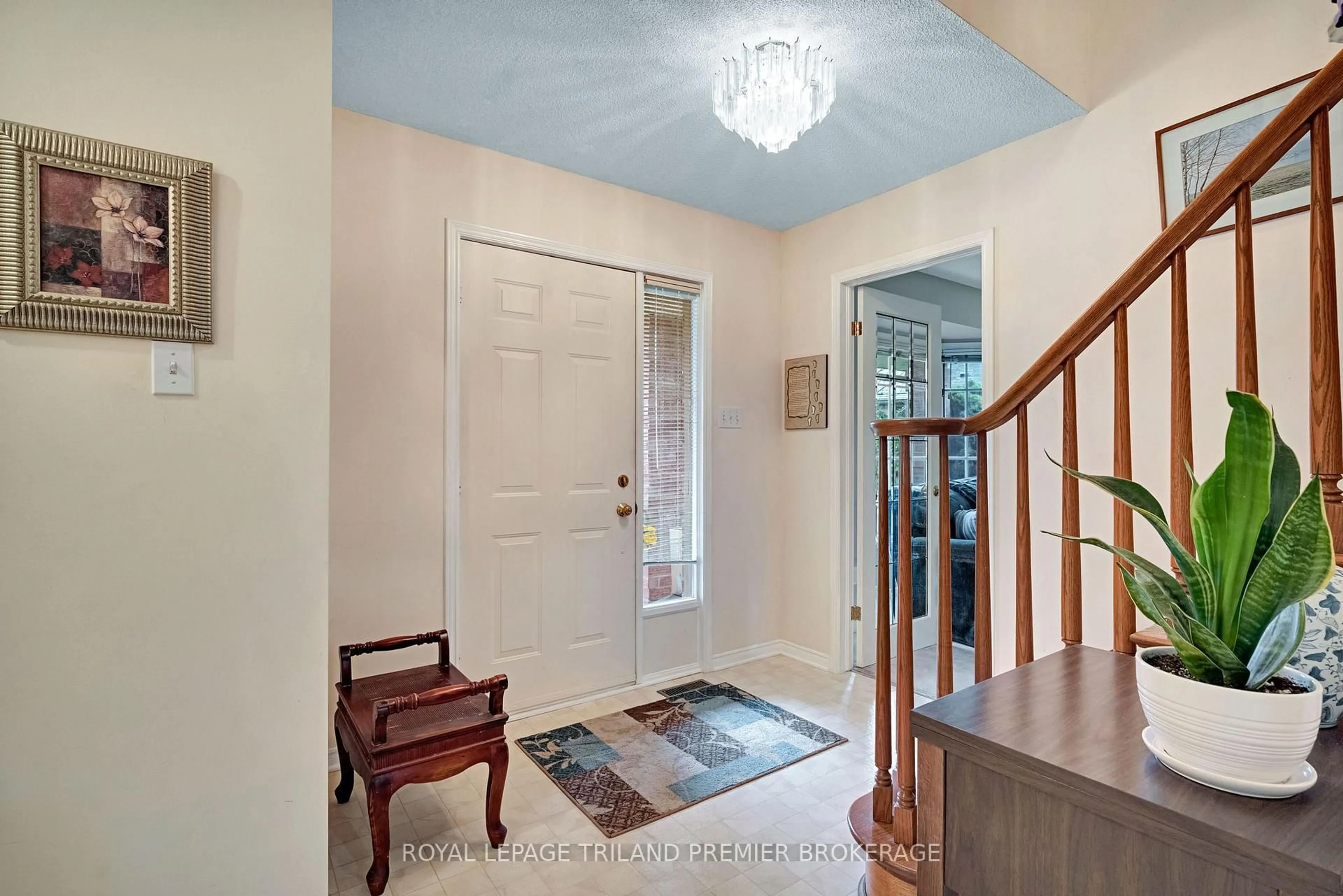 Indoor foyer for 74 Napoleon Dr, London East Ontario N5V 4A9