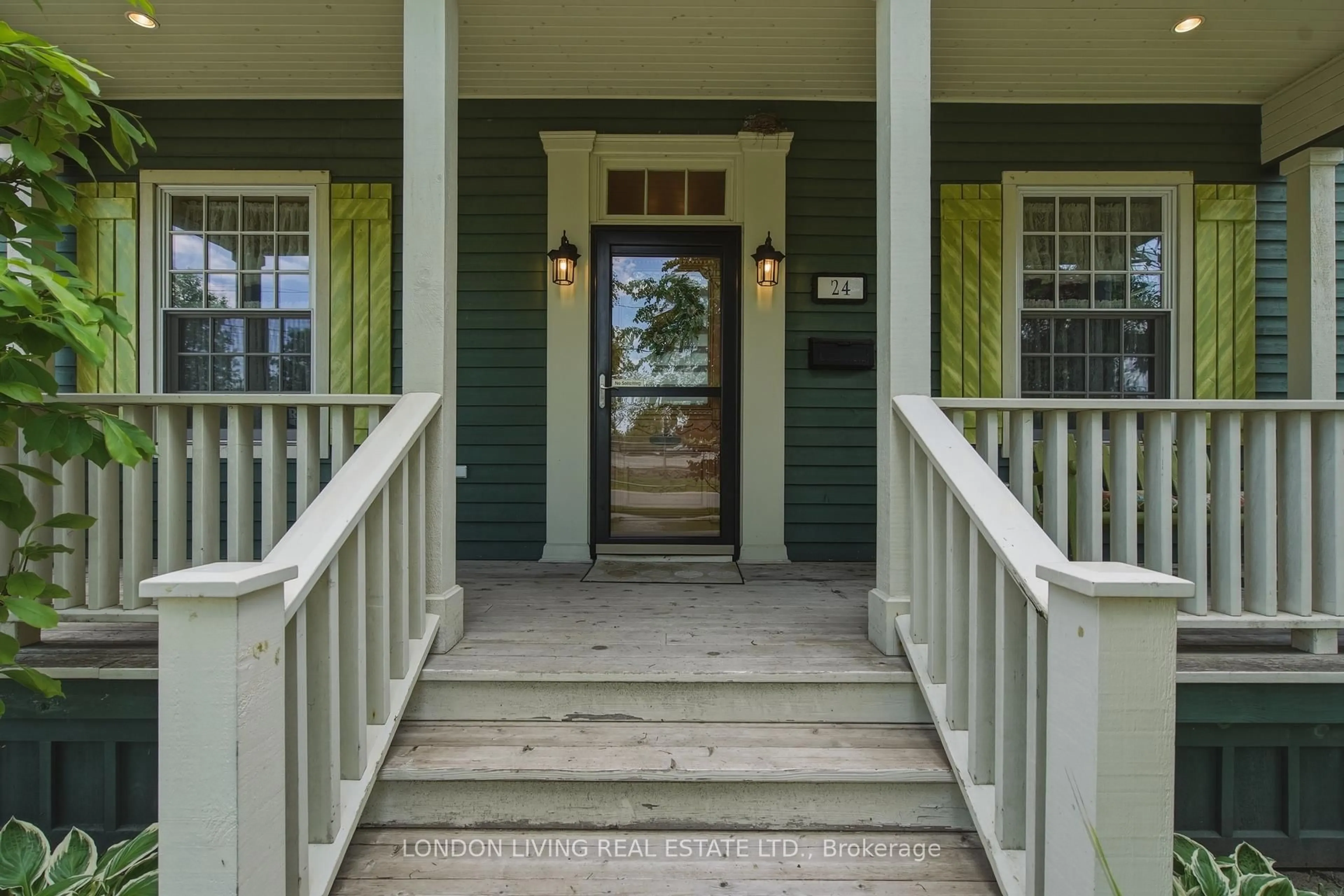 Indoor entryway for 24 Centre St, St. Thomas Ontario N5R 2Z2