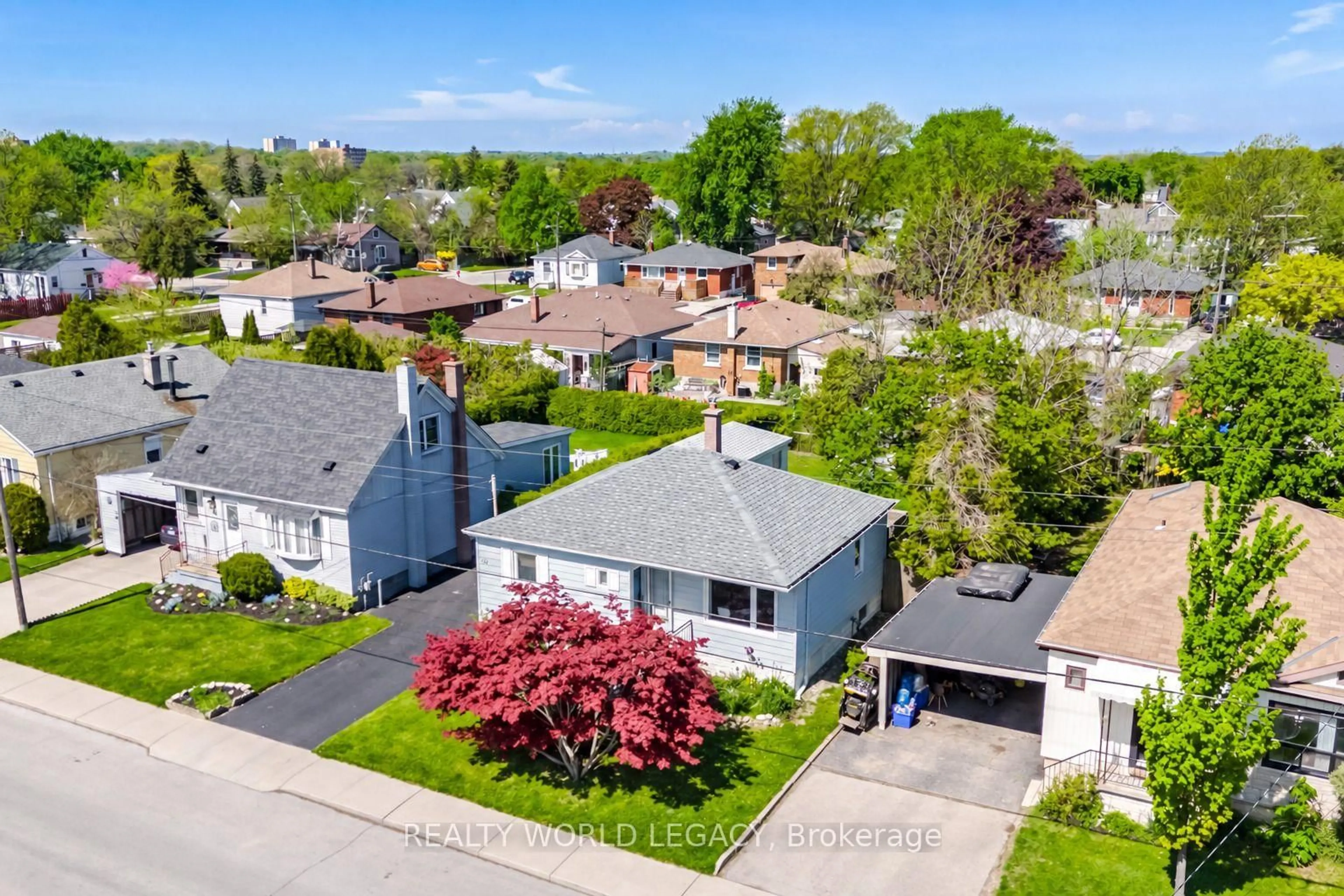 A pic from outside/outdoor area/front of a property/back of a property/a pic from drone, street for 94 Clarendon Ave, Hamilton Ontario L9A 3A3