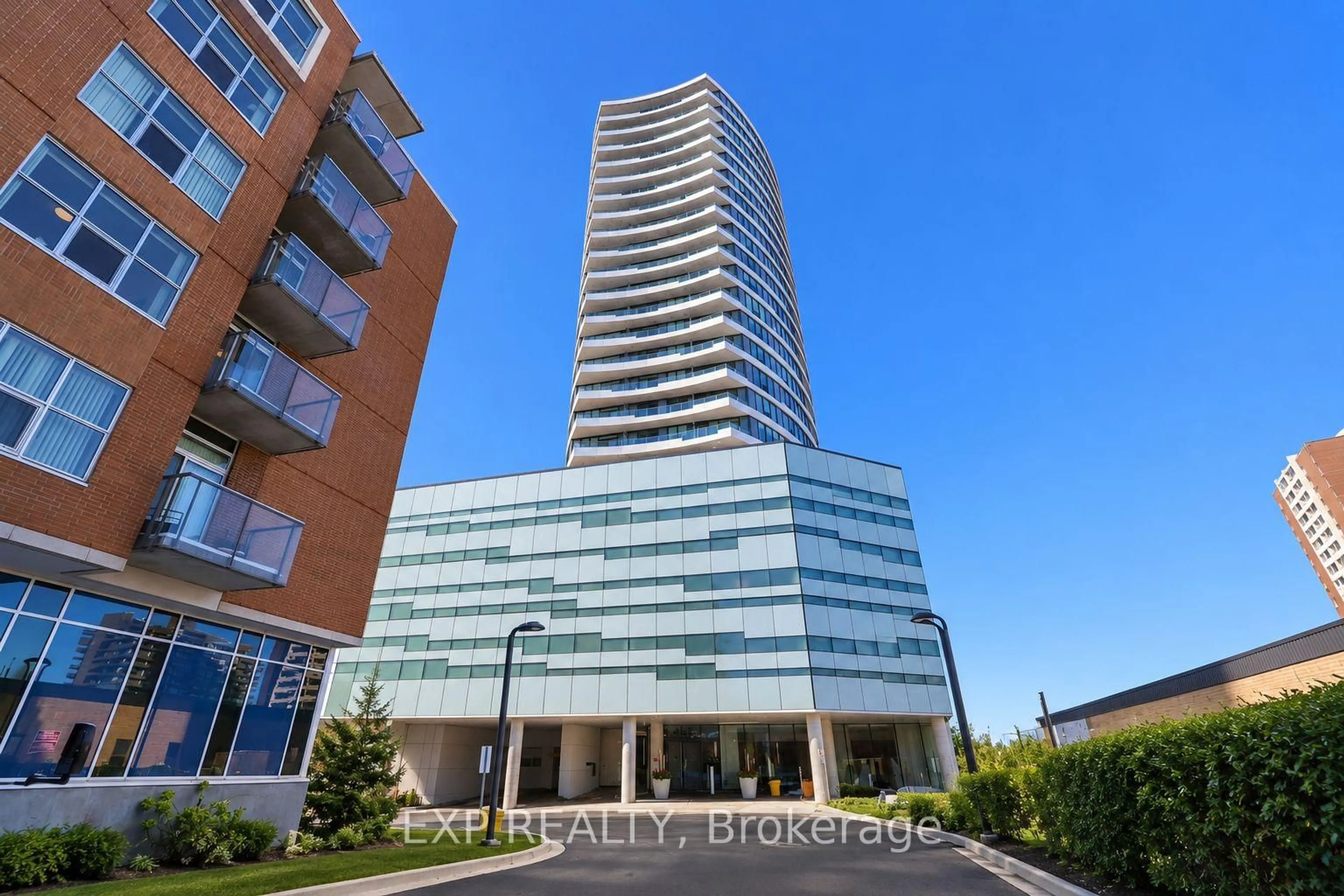 Indoor foyer for 485 Richmond Rd, Ottawa Ontario K2A 3W9