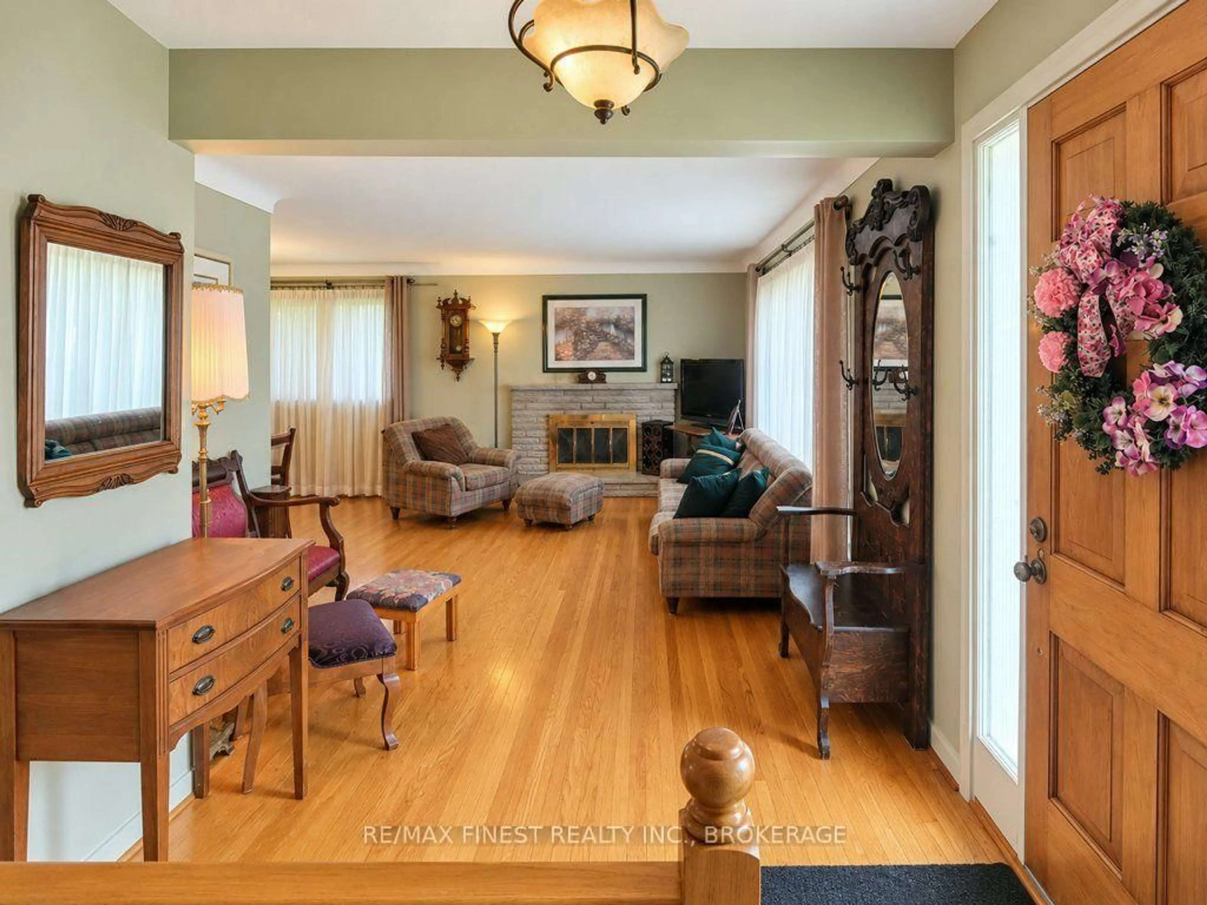 Living room with furniture, wood/laminate floor for 58 Princeton Pl, Loyalist Ontario K7N 1E6