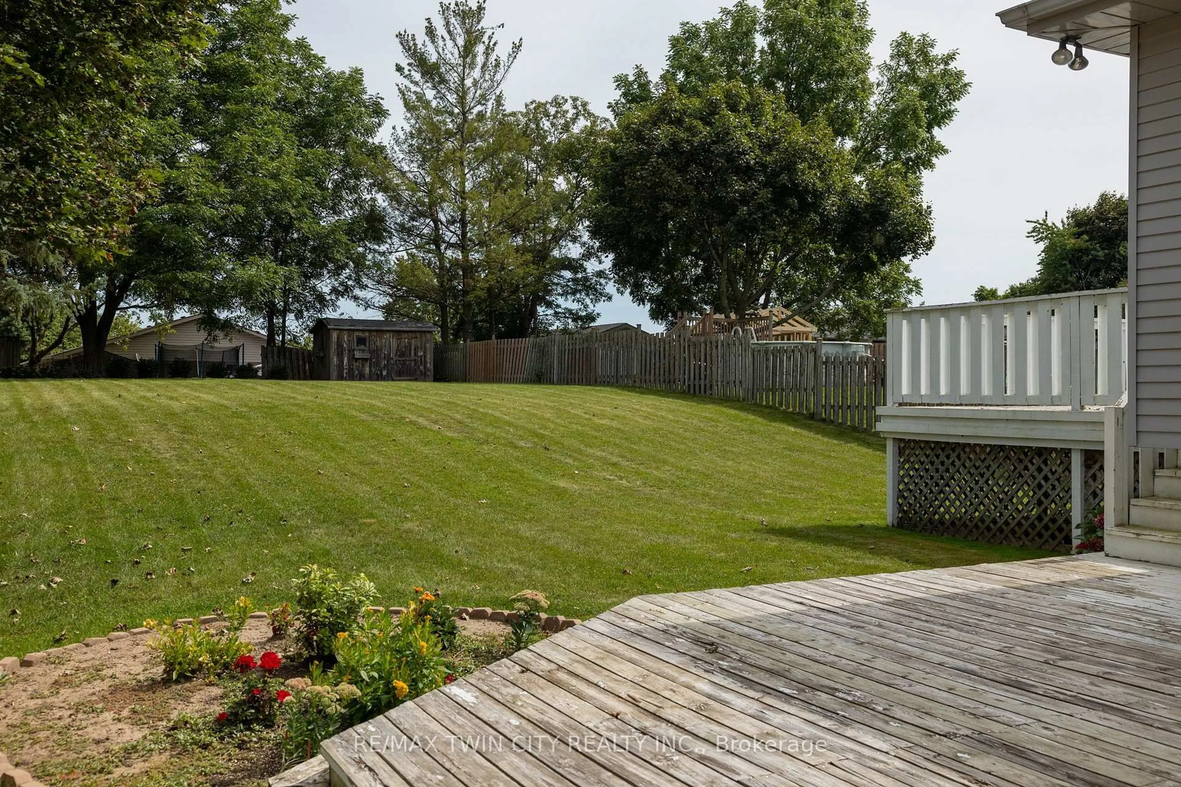A pic from outside/outdoor area/front of a property/back of a property/a pic from drone, unknown for 13 FOREST Dr, Brant Ontario N3L 3L2