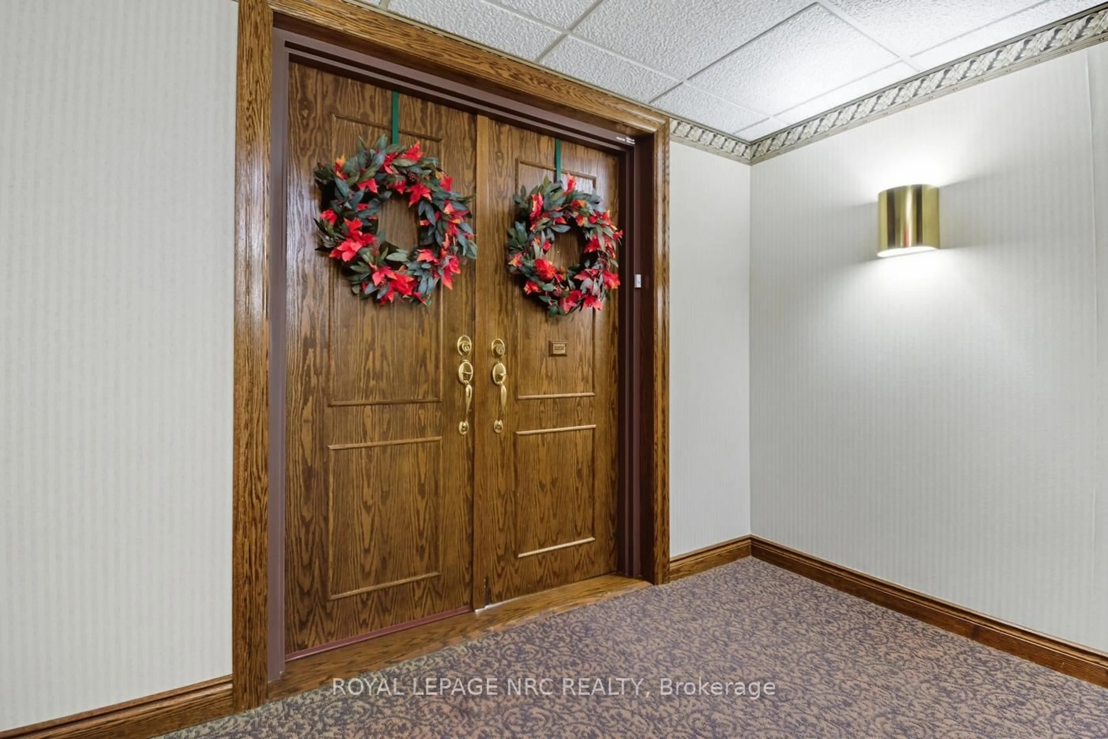 Indoor foyer for 701 Geneva St #2206, St. Catharines Ontario L2N 7H9