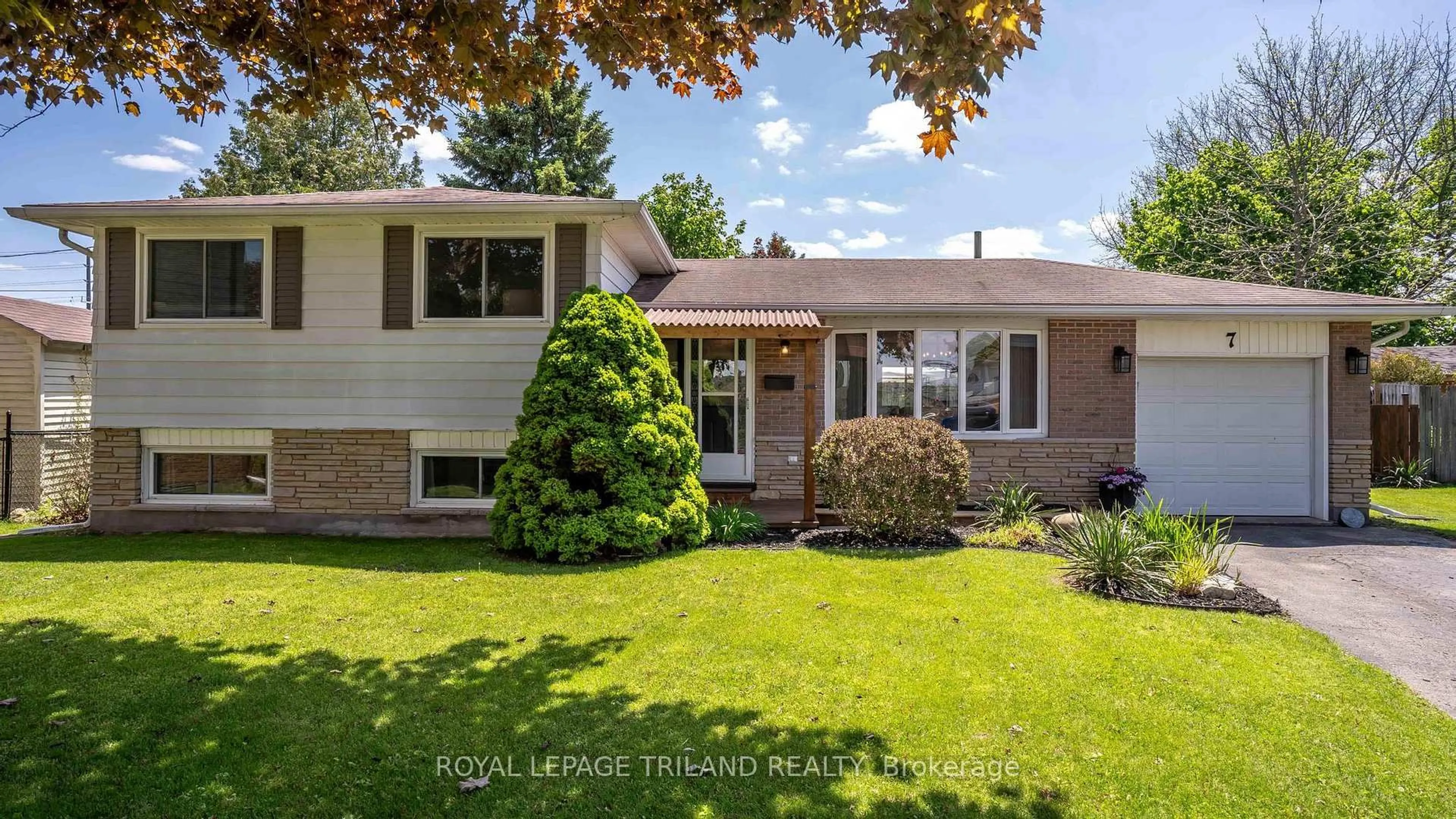 Home with vinyl exterior material, street for 7 STIRLING Cres, St. Thomas Ontario N5P 3R4