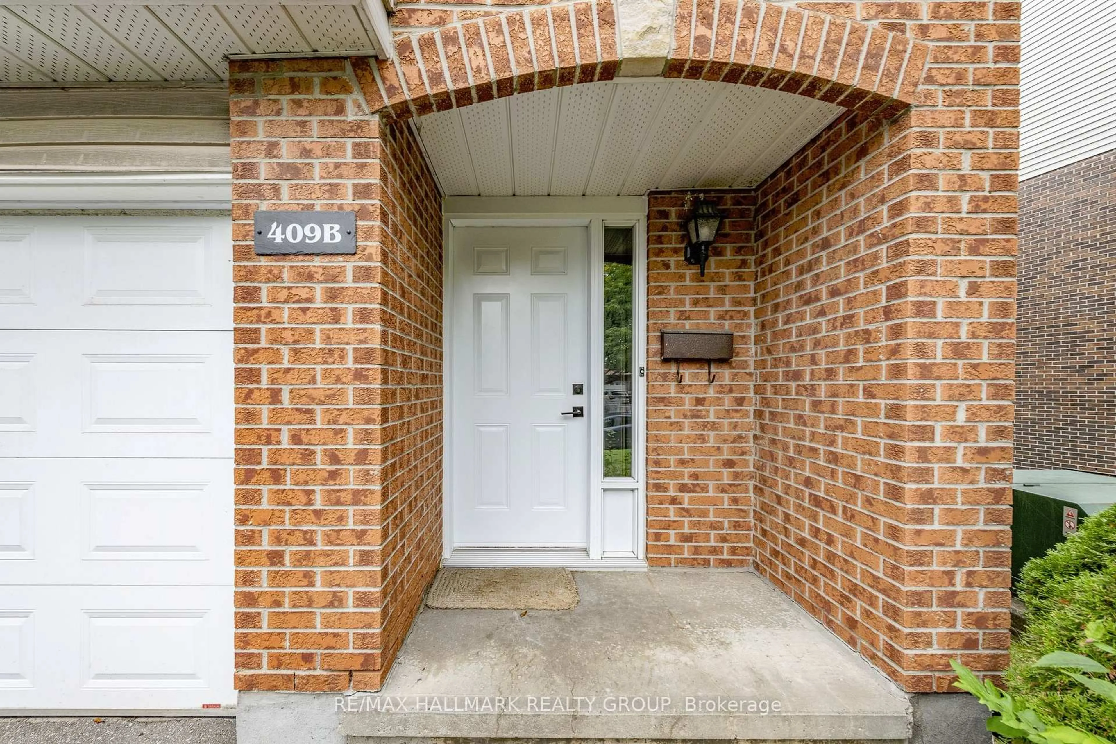 Indoor entryway for 409 Pickford Dr #B, Ottawa Ontario K2L 3P8