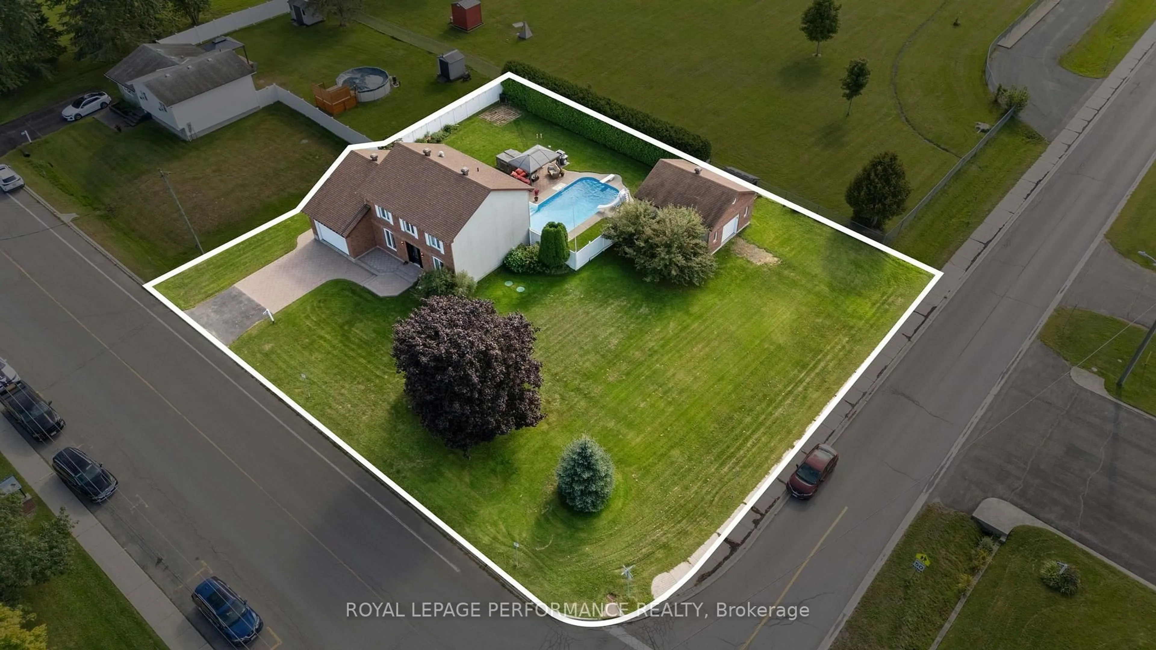 A pic from outside/outdoor area/front of a property/back of a property/a pic from drone, building for 434 Lemay St, Clarence-Rockland Ontario K0A 1N0