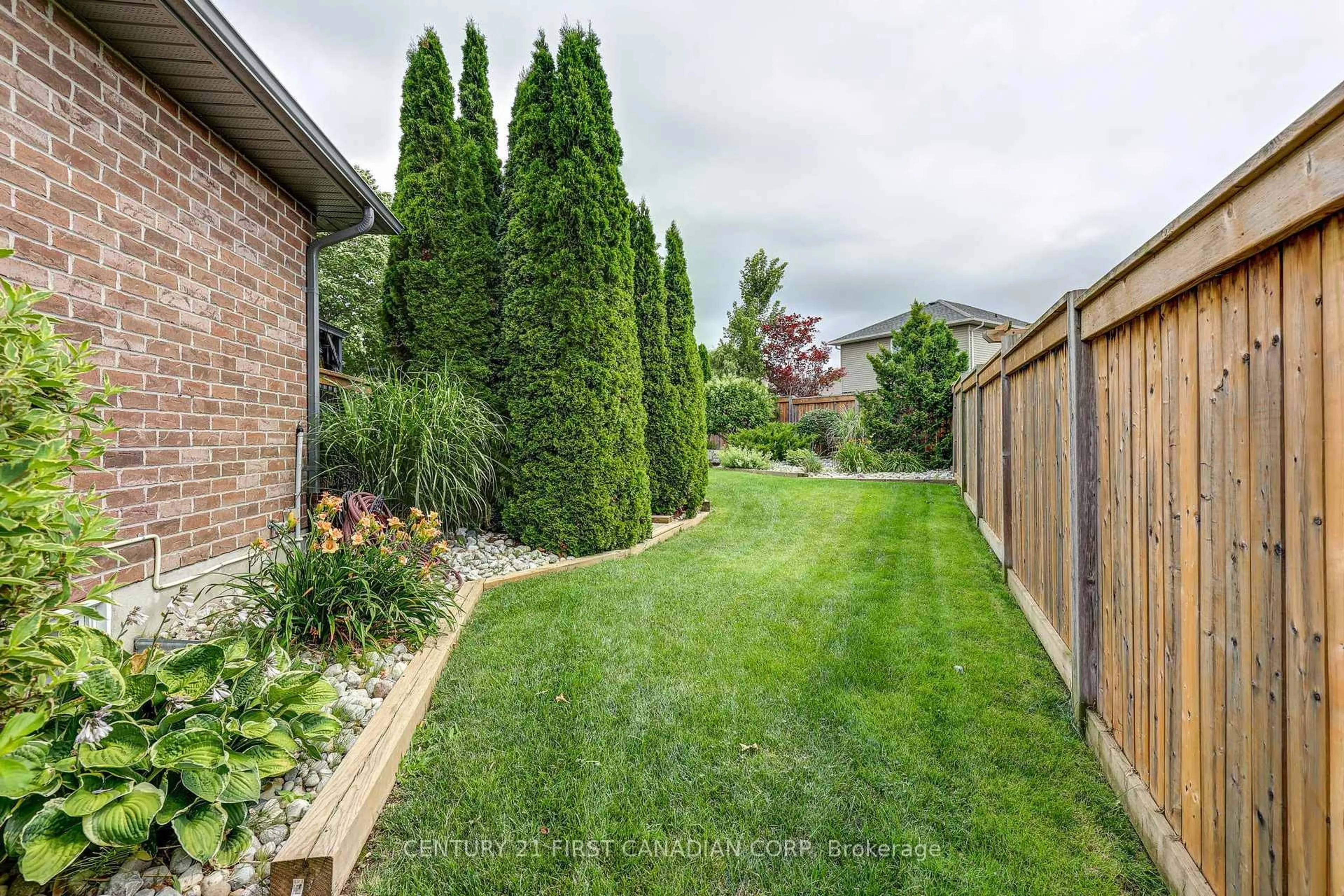 Patio, street for 26 Cardinal Crt, St. Thomas Ontario N5P 0C5