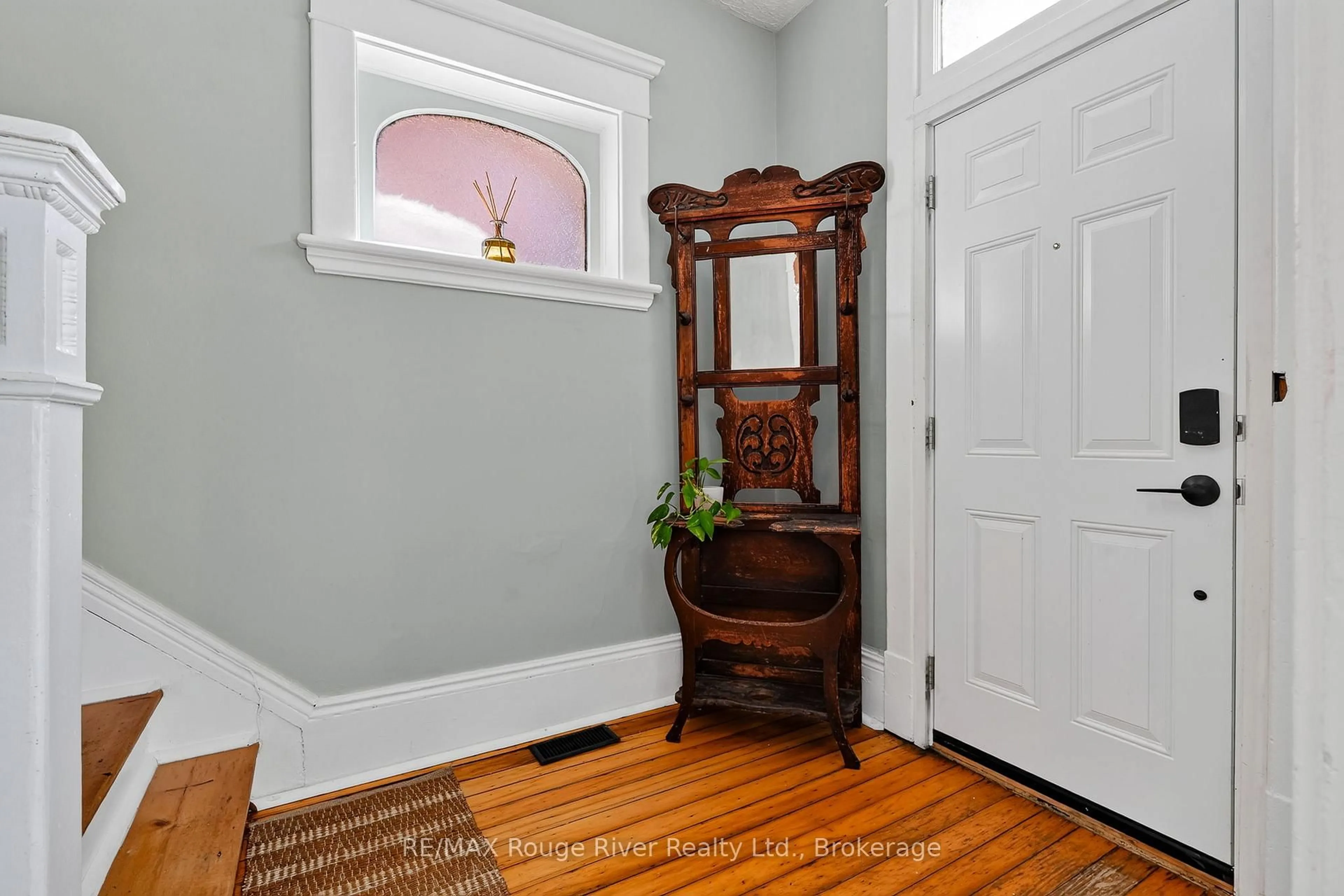 Indoor entryway for 278 Dalhousie St, Peterborough Ontario K9J 2M4