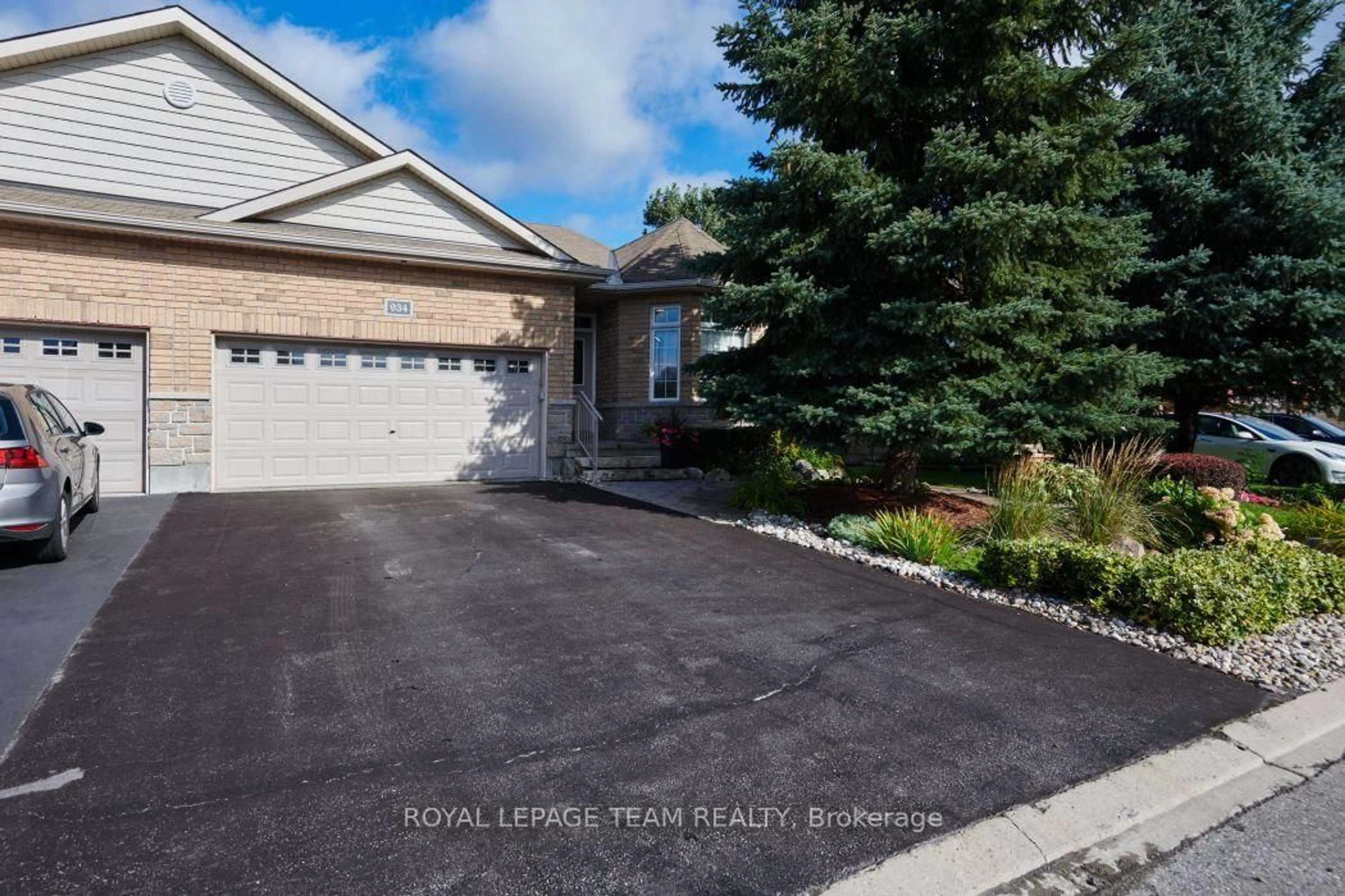 A pic from outside/outdoor area/front of a property/back of a property/a pic from drone, street for 934 Burwash Landing Way, Kanata Ontario K2W 0C8