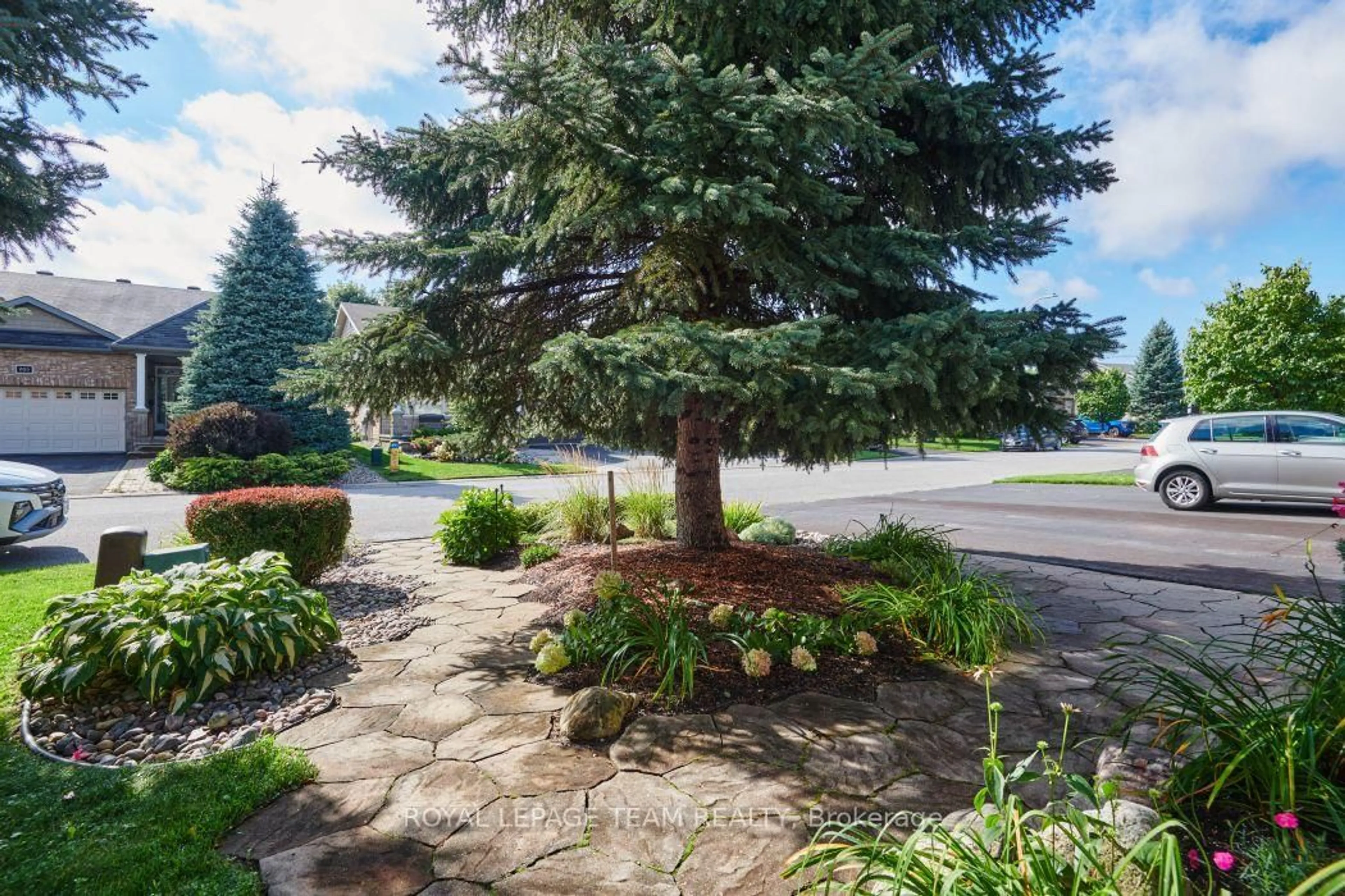 Patio, street for 934 Burwash Landing Way, Kanata Ontario K2W 0C8