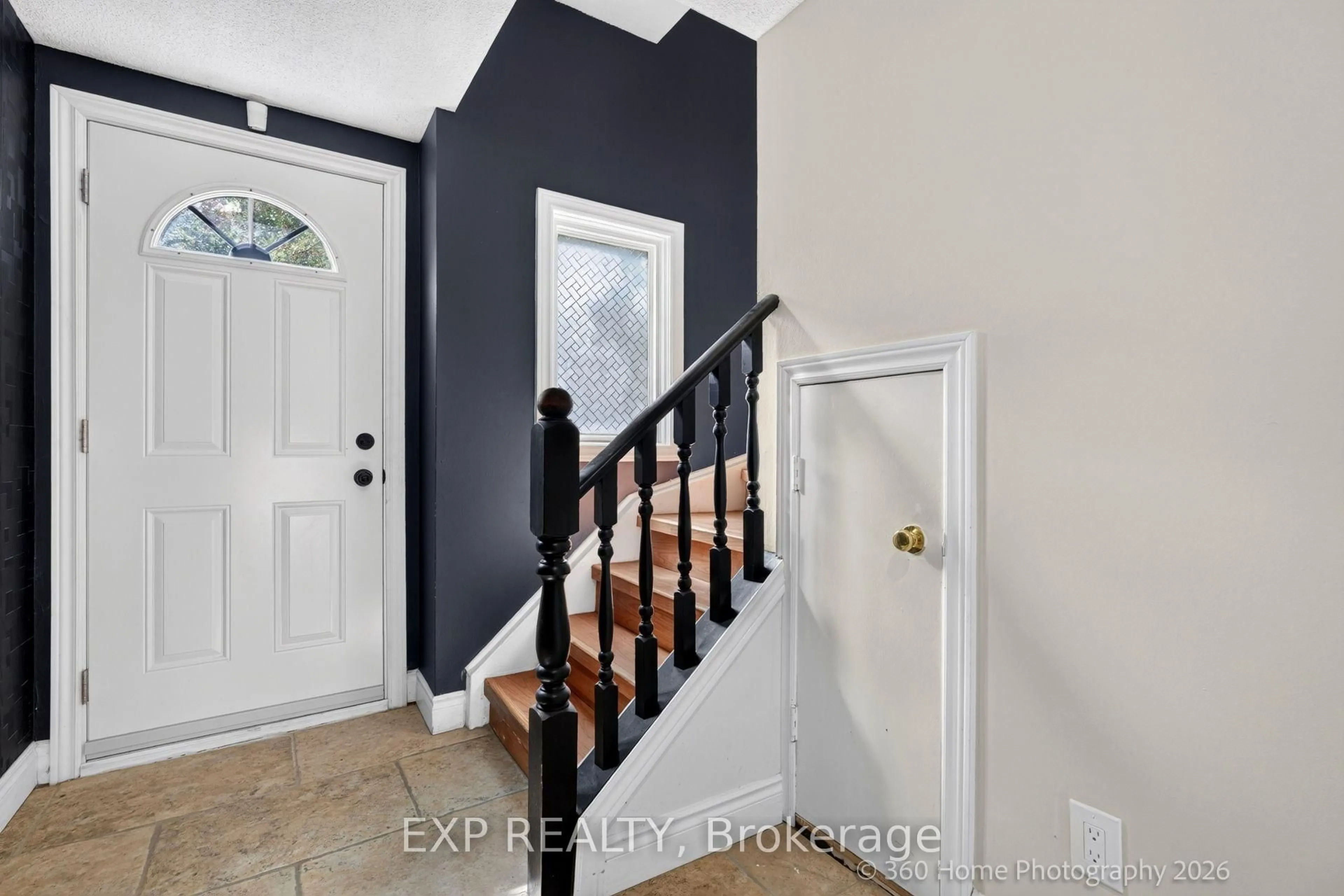 Indoor entryway for 1255 Upper Gage Ave #6, Hamilton Ontario L8W 3C7