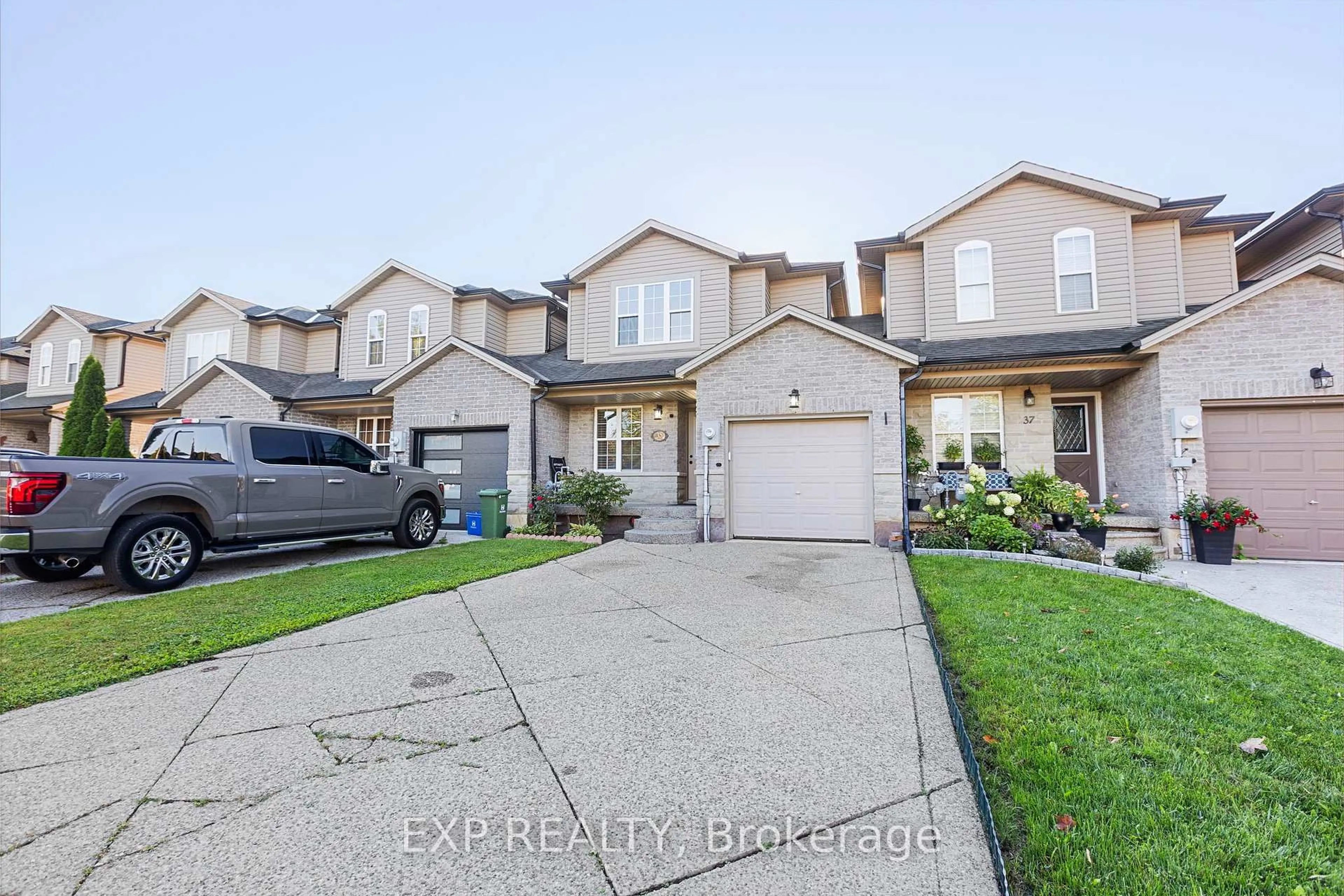 A pic from outside/outdoor area/front of a property/back of a property/a pic from drone, street for 35 Thames Way, Hamilton Ontario L0R 1W0