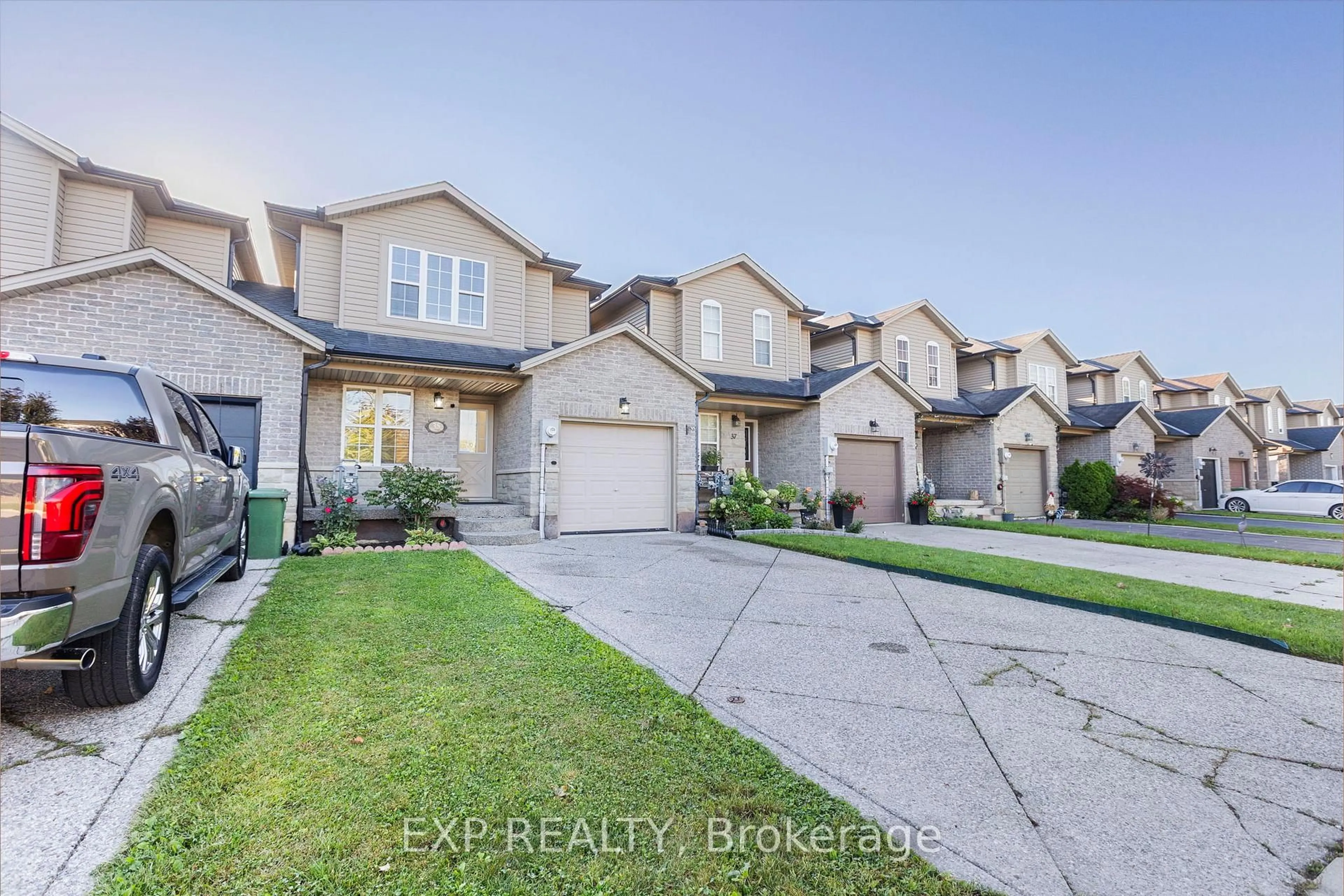 A pic from outside/outdoor area/front of a property/back of a property/a pic from drone, street for 35 Thames Way, Hamilton Ontario L0R 1W0