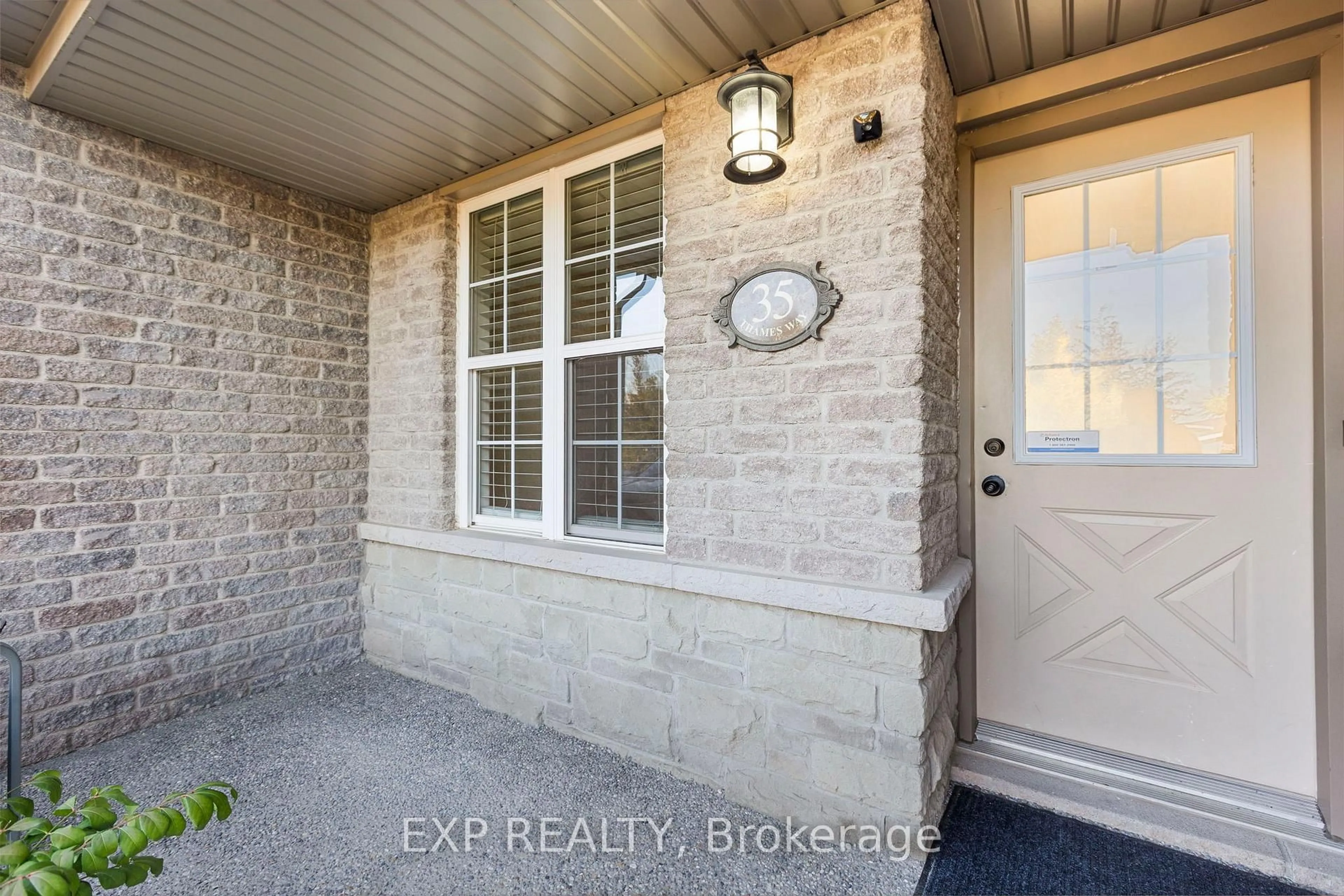 Indoor entryway for 35 Thames Way, Hamilton Ontario L0R 1W0