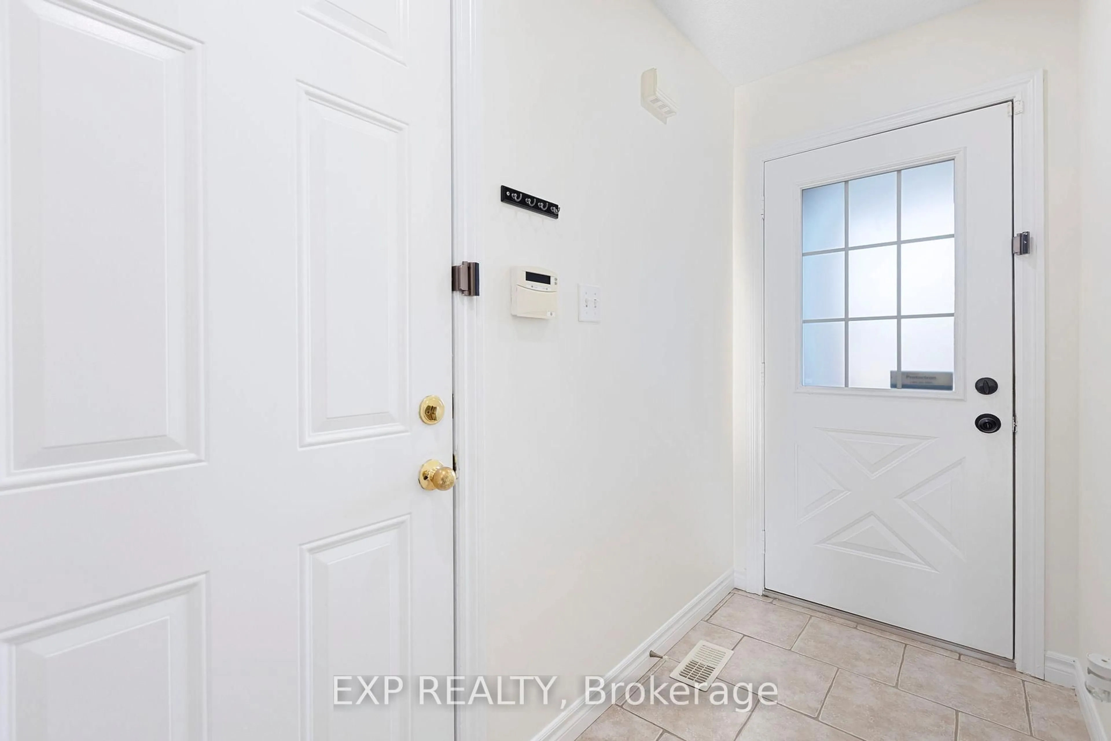 Indoor entryway for 35 Thames Way, Hamilton Ontario L0R 1W0
