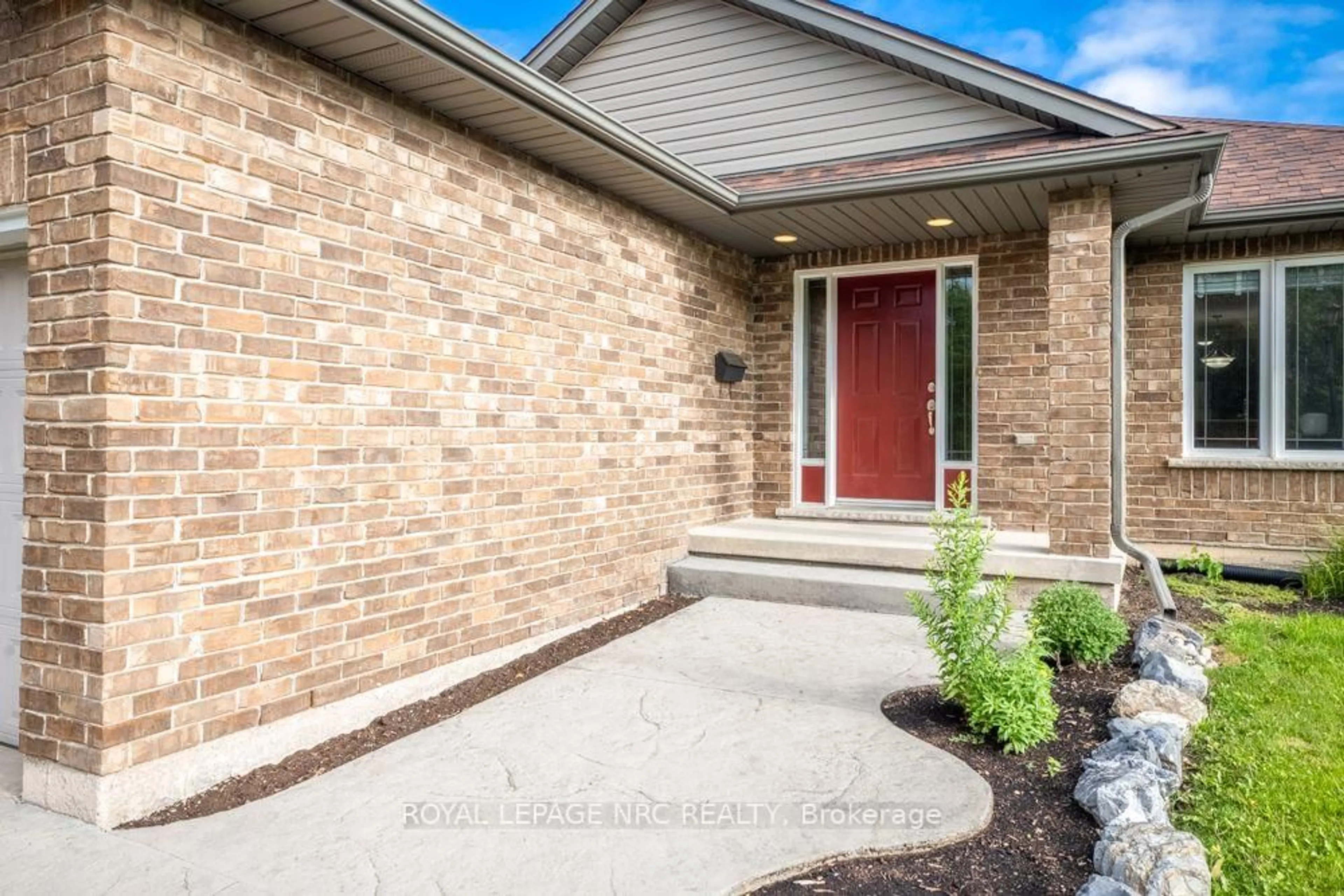 Home with brick exterior material, street for 180 Drapers St, Welland Ontario L3C 7N2