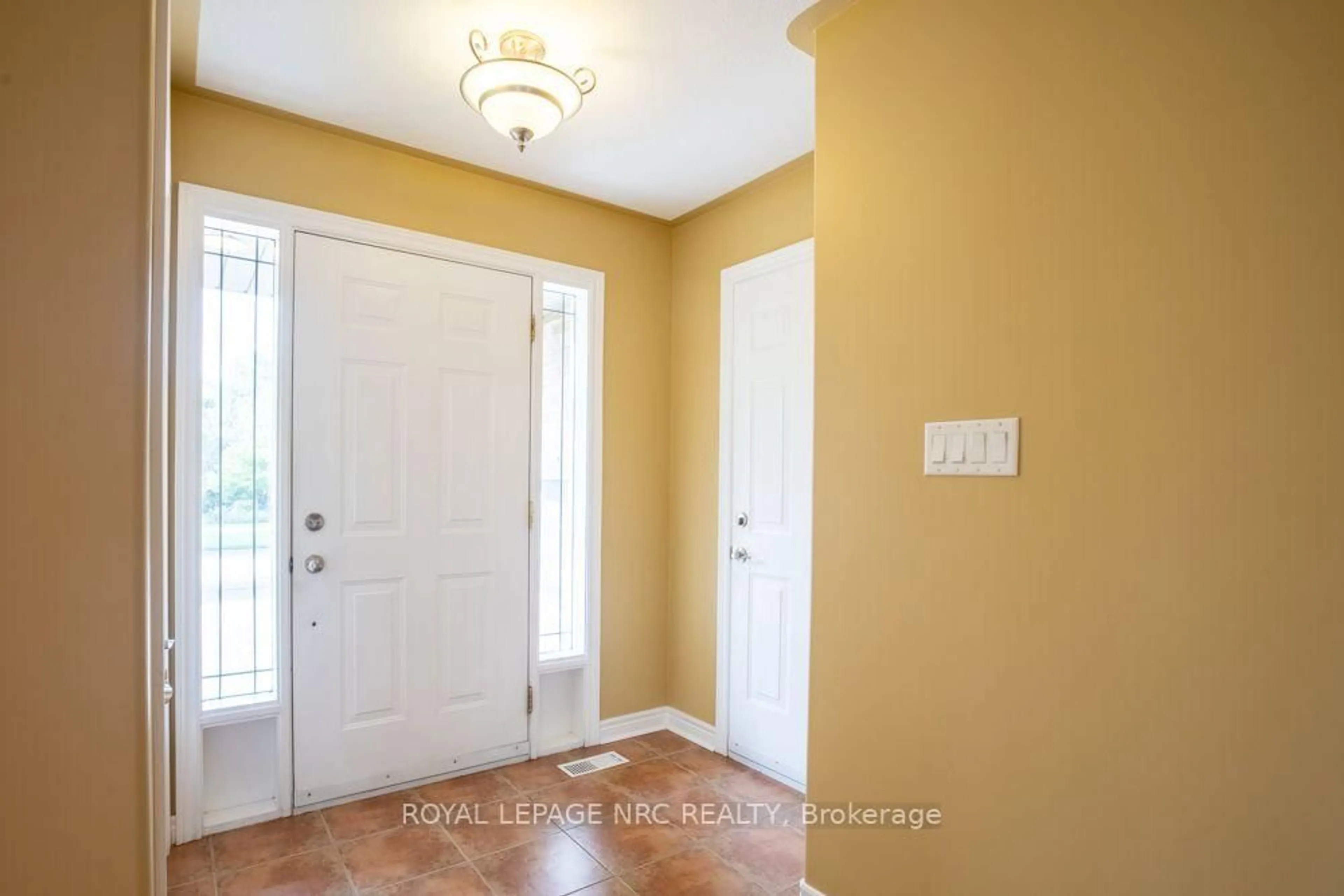 Indoor entryway for 180 Drapers St, Welland Ontario L3C 7N2