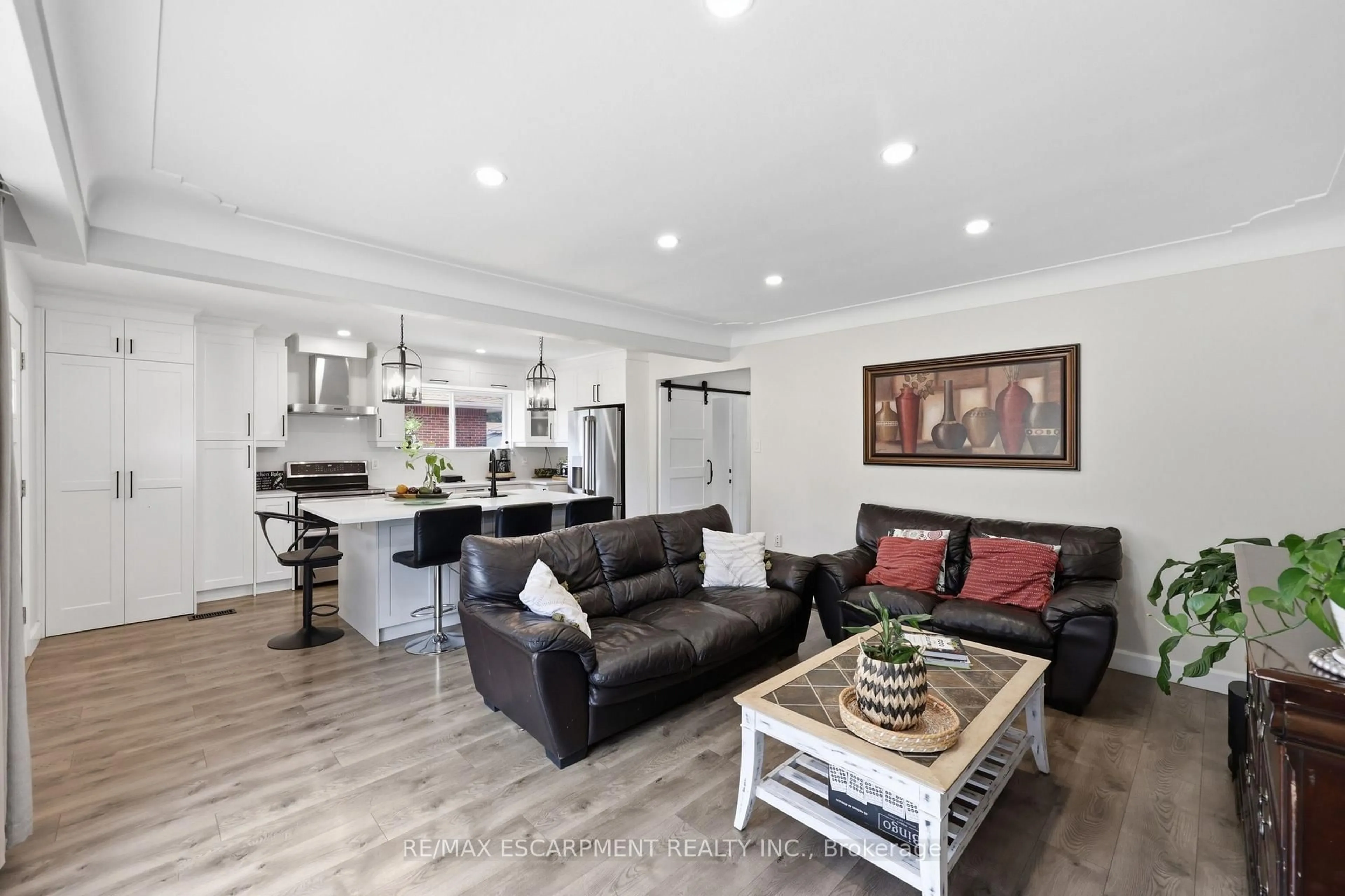 Living room with furniture, unknown for 894 Brucedale Ave, Hamilton Ontario L8B 1S9