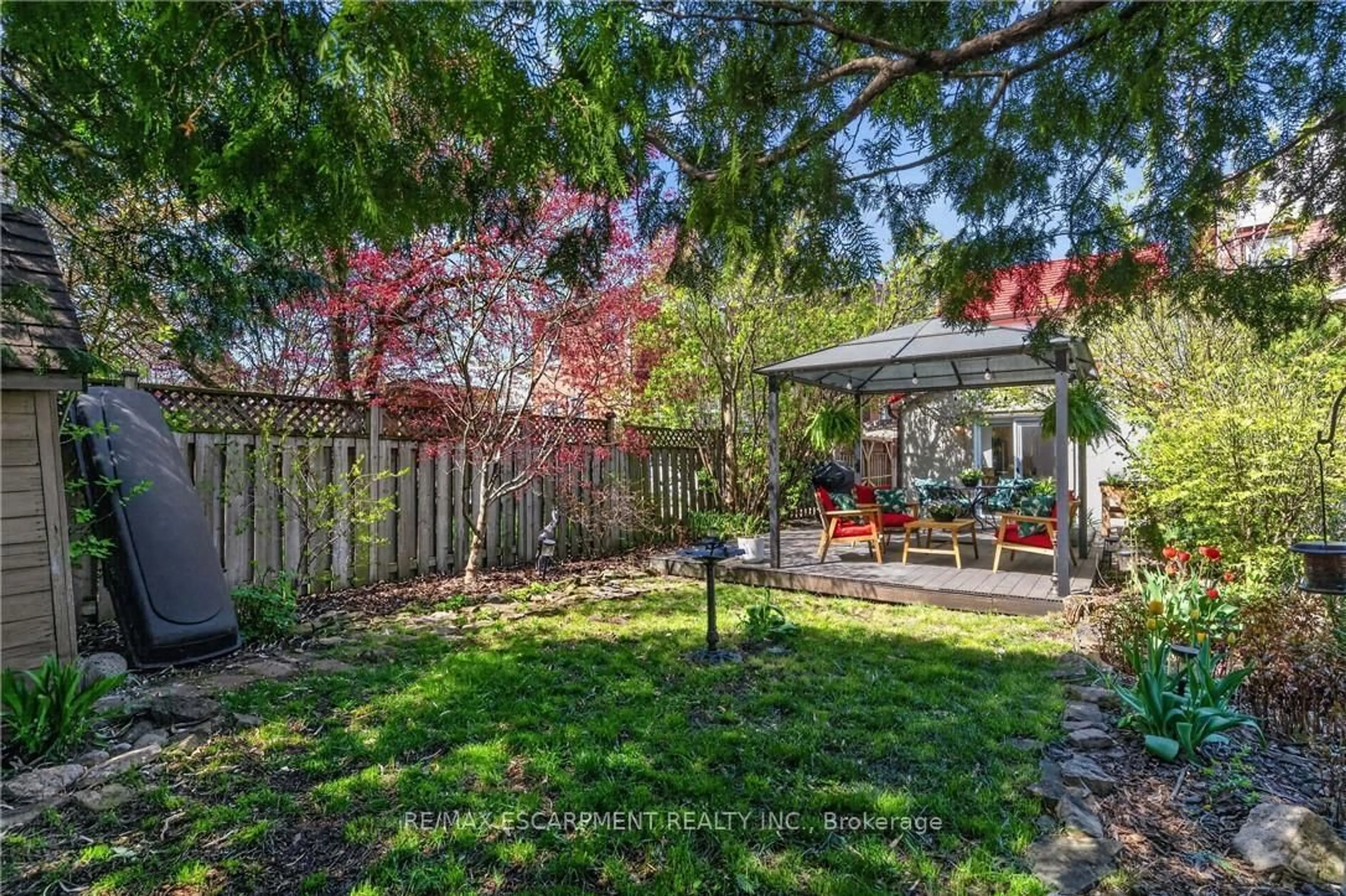 Patio, street for 32 Magill St, Hamilton Ontario L8R 2Y5