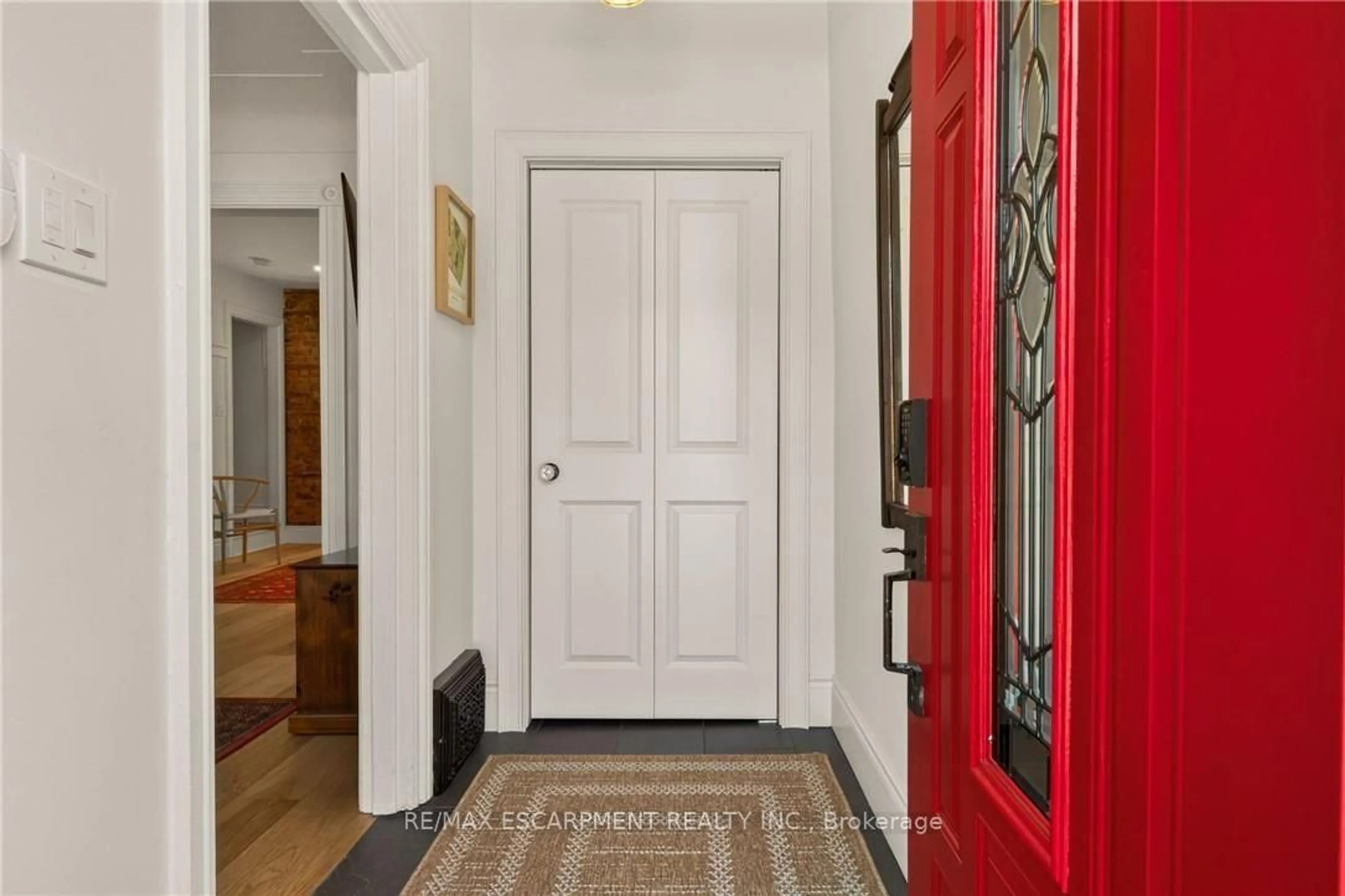 Indoor entryway for 32 Magill St, Hamilton Ontario L8R 2Y5
